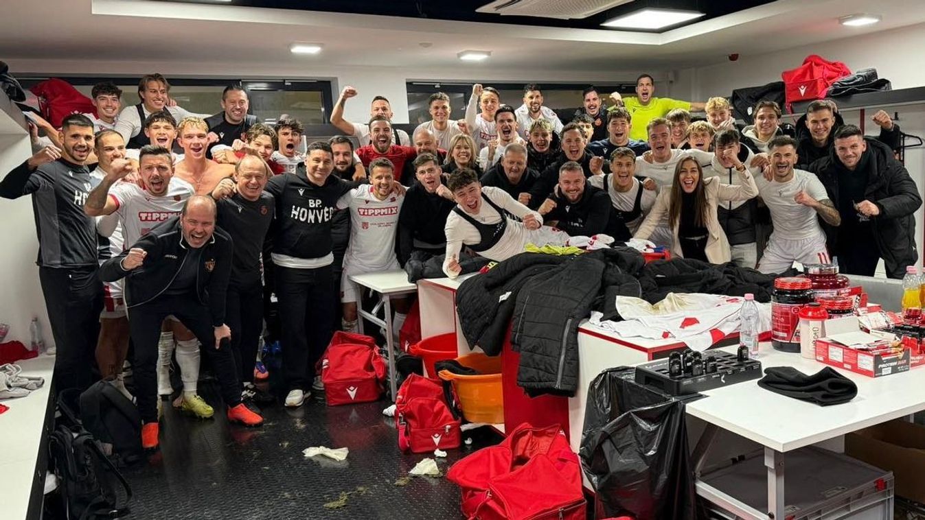 A Budapest Honvéd játékosai így ünnepelték az újabb győzelmet.