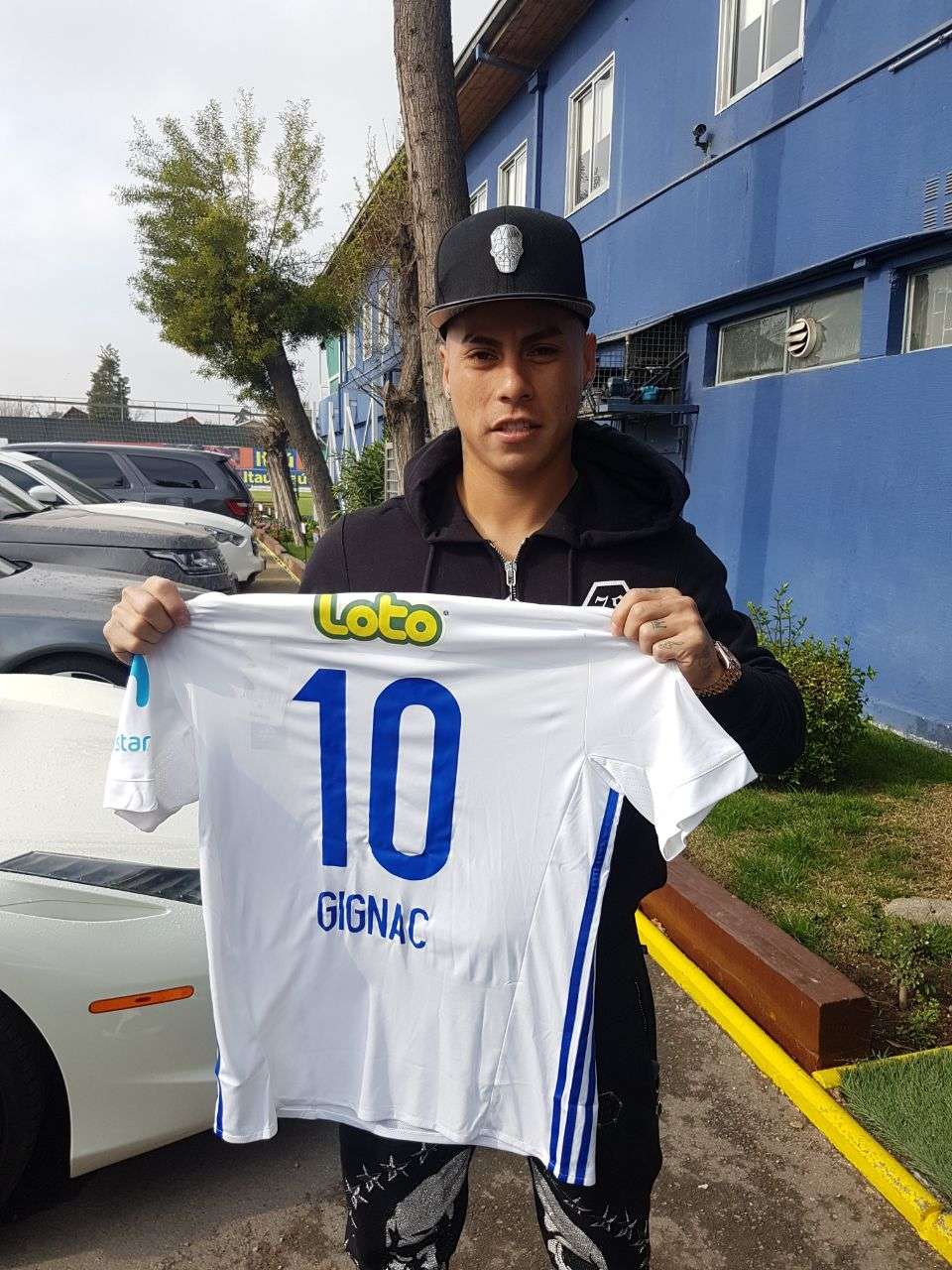 Vargas, con la camiseta de Universidad de Chile y el nombre Gignac