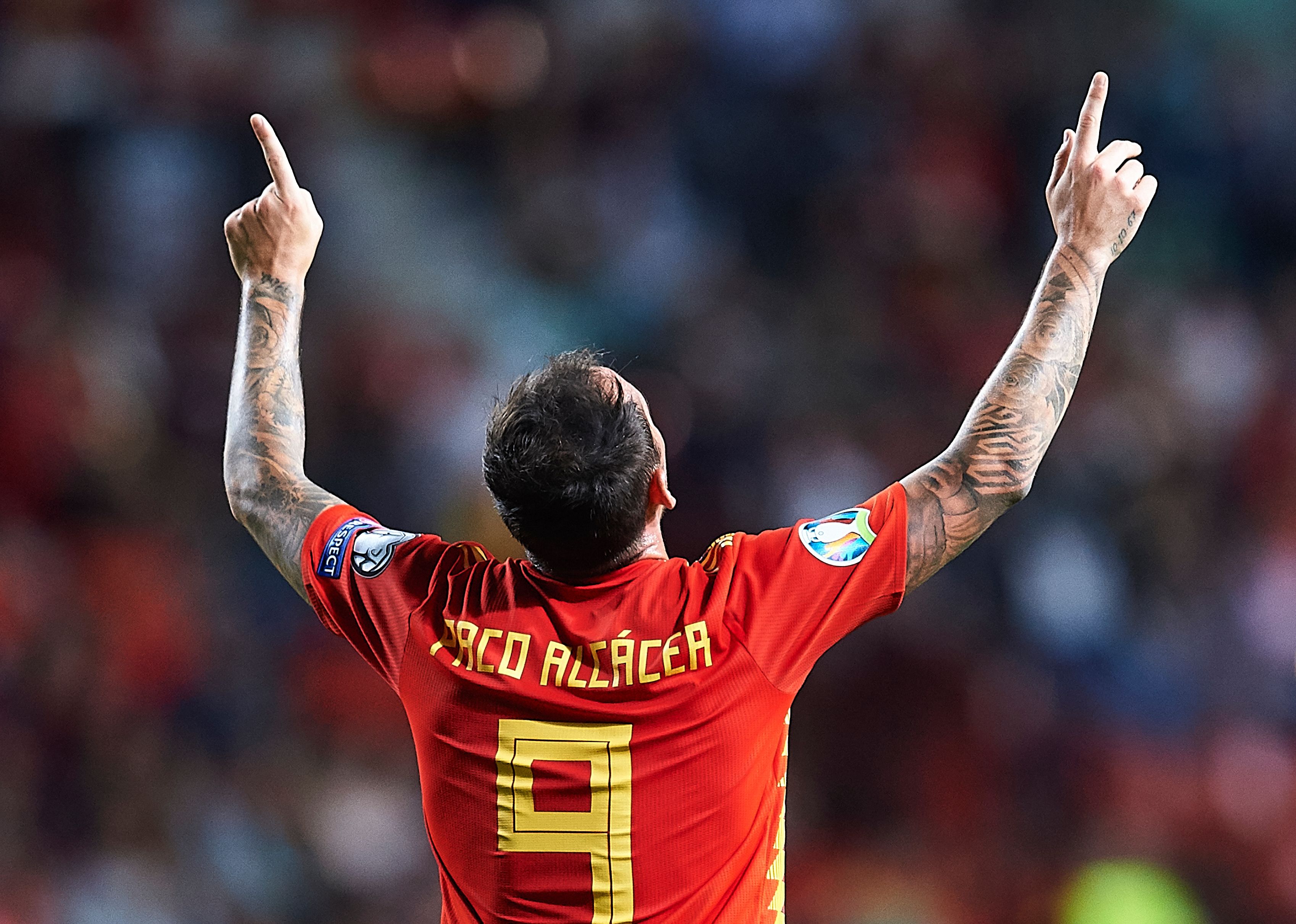 Paco Alcácer celebra un gol en el España-Islas Feroe