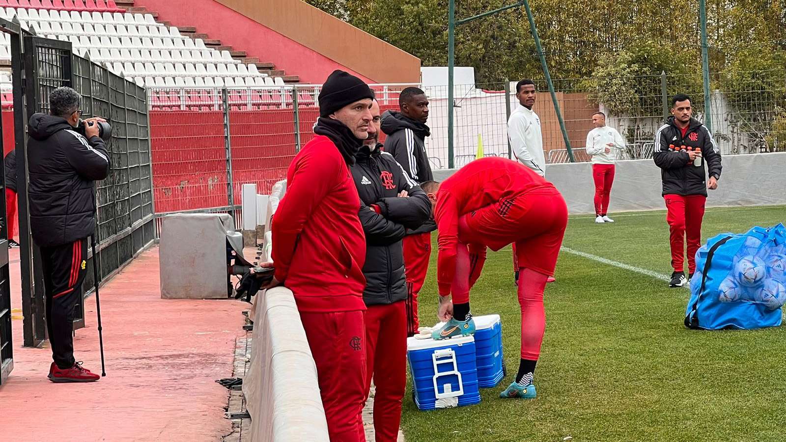 Bruno Spindel e Vítor Pereira, em treino do Flamengo, no Marrocos