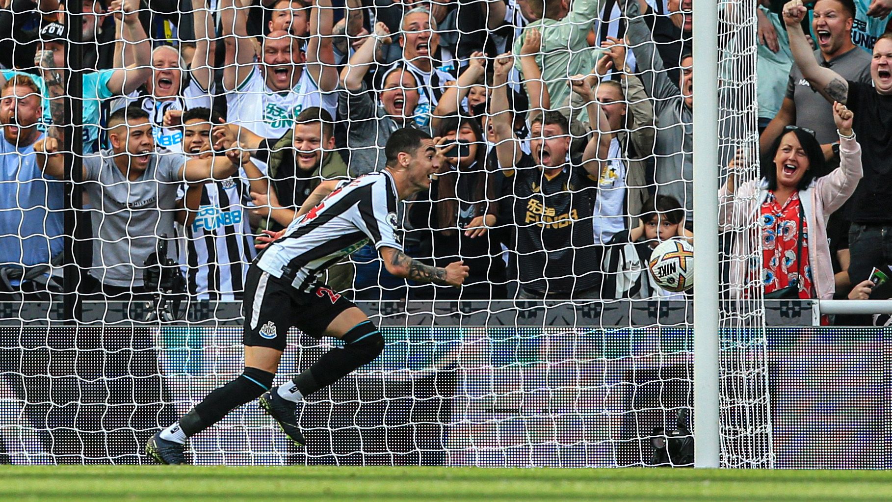 Almiron Newcastle Manchester City 2022-23