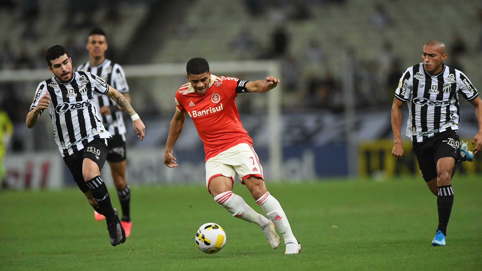 Taison em Ceará x Internacional