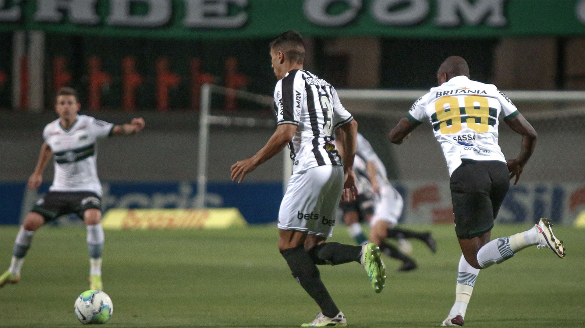 Junior Alonso e Sassá Coritiba Atlético-MG Brasileirão 06092020