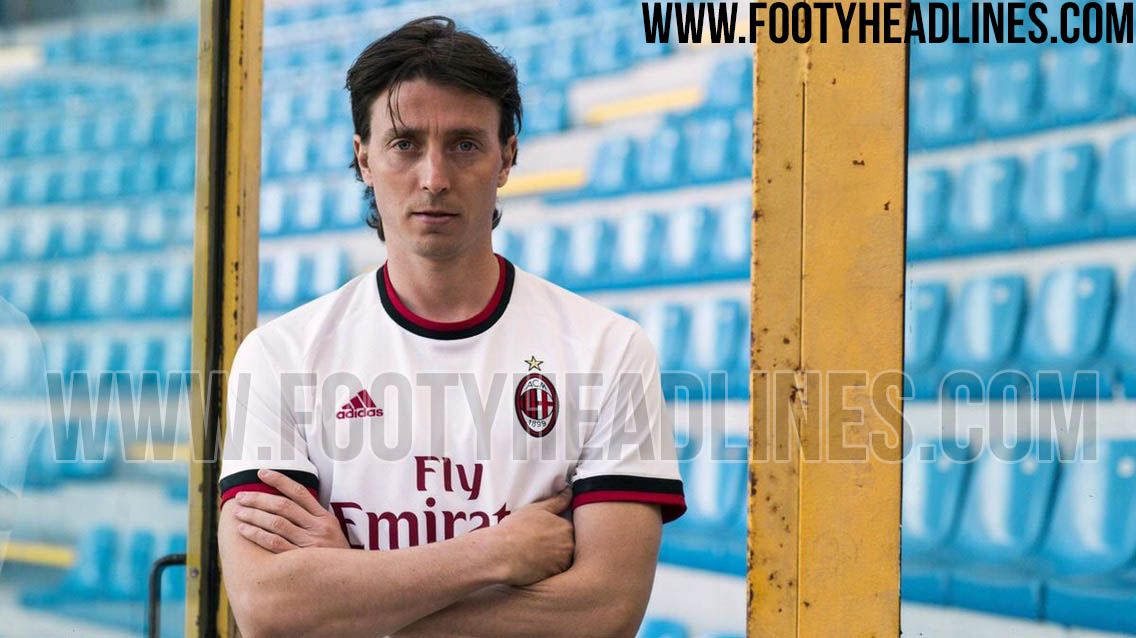 AC Milan 17-18 Away Ki (1).JPG