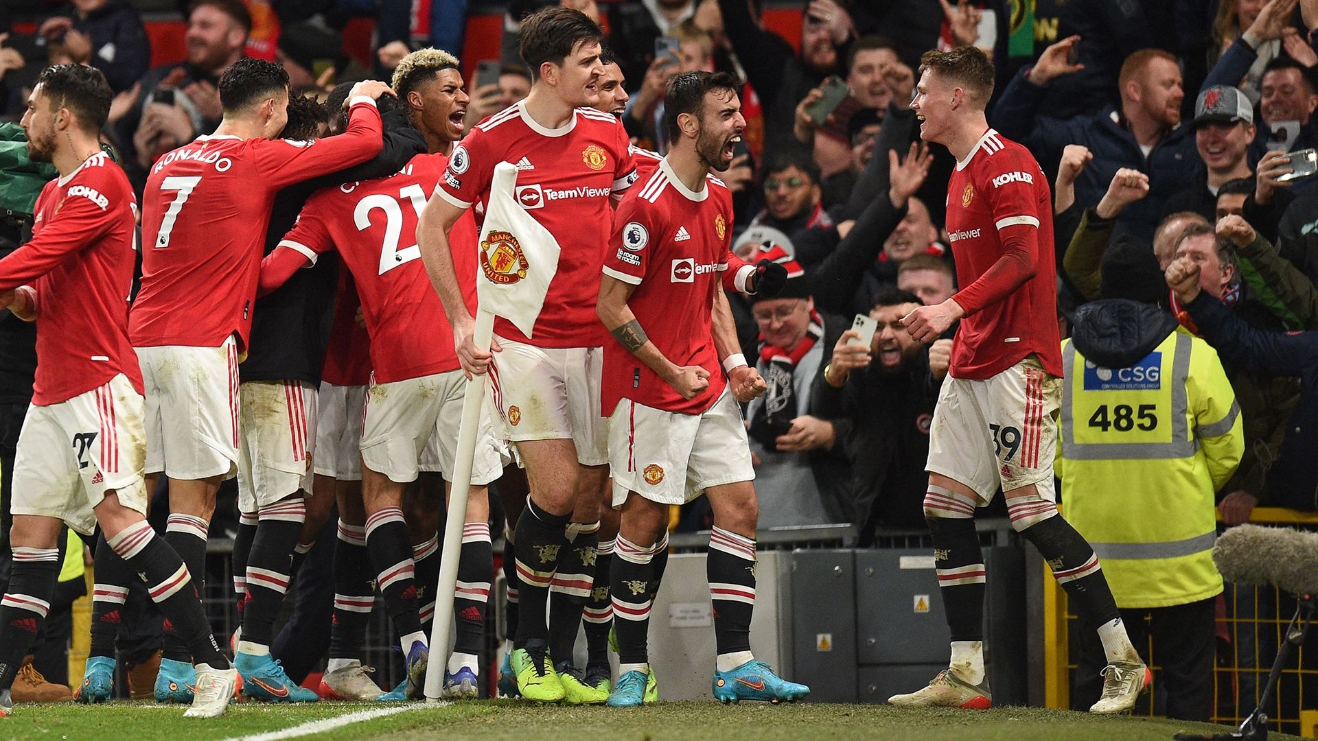 Man Utd celebrating Marcus Rashford 2021-22