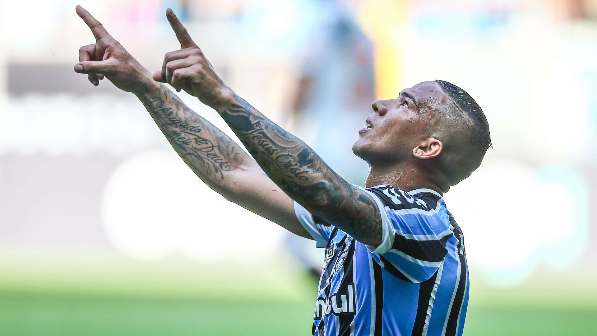 Jael comemora gol marcado pelo Grêmio contra o Vasco