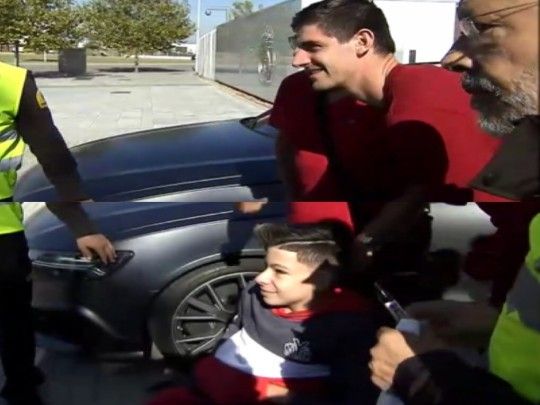 1일(현지시간) 훈련장 앞에서 팬들과 만나 사진 촬영 중인 쿠르투아. 사진='엘 에스파뇰'이 공개한 영상 캡처