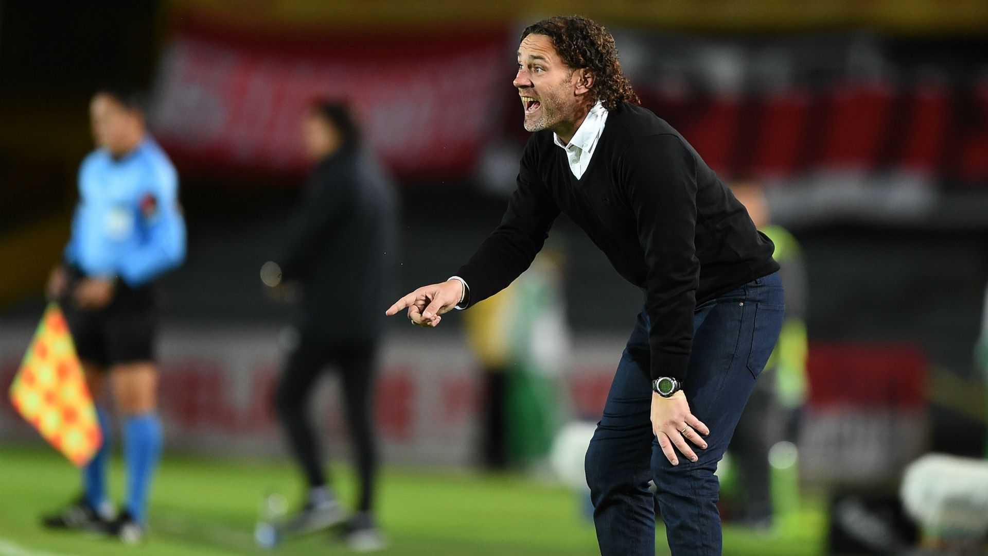 Gaby Milito dando órdenes desde el banquillo.