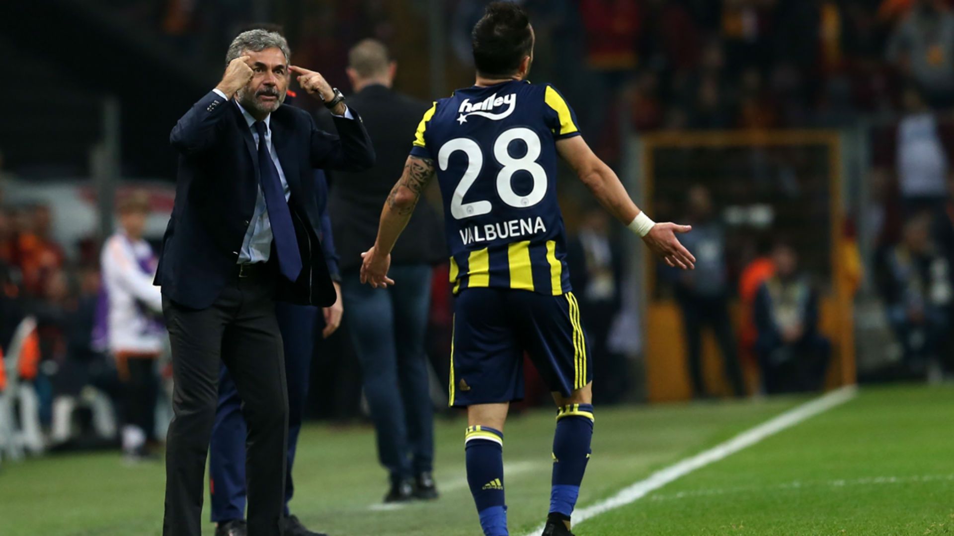 Aykut Kocaman Mathieu Valbuena Galatasaray Fenerbahce 10222017