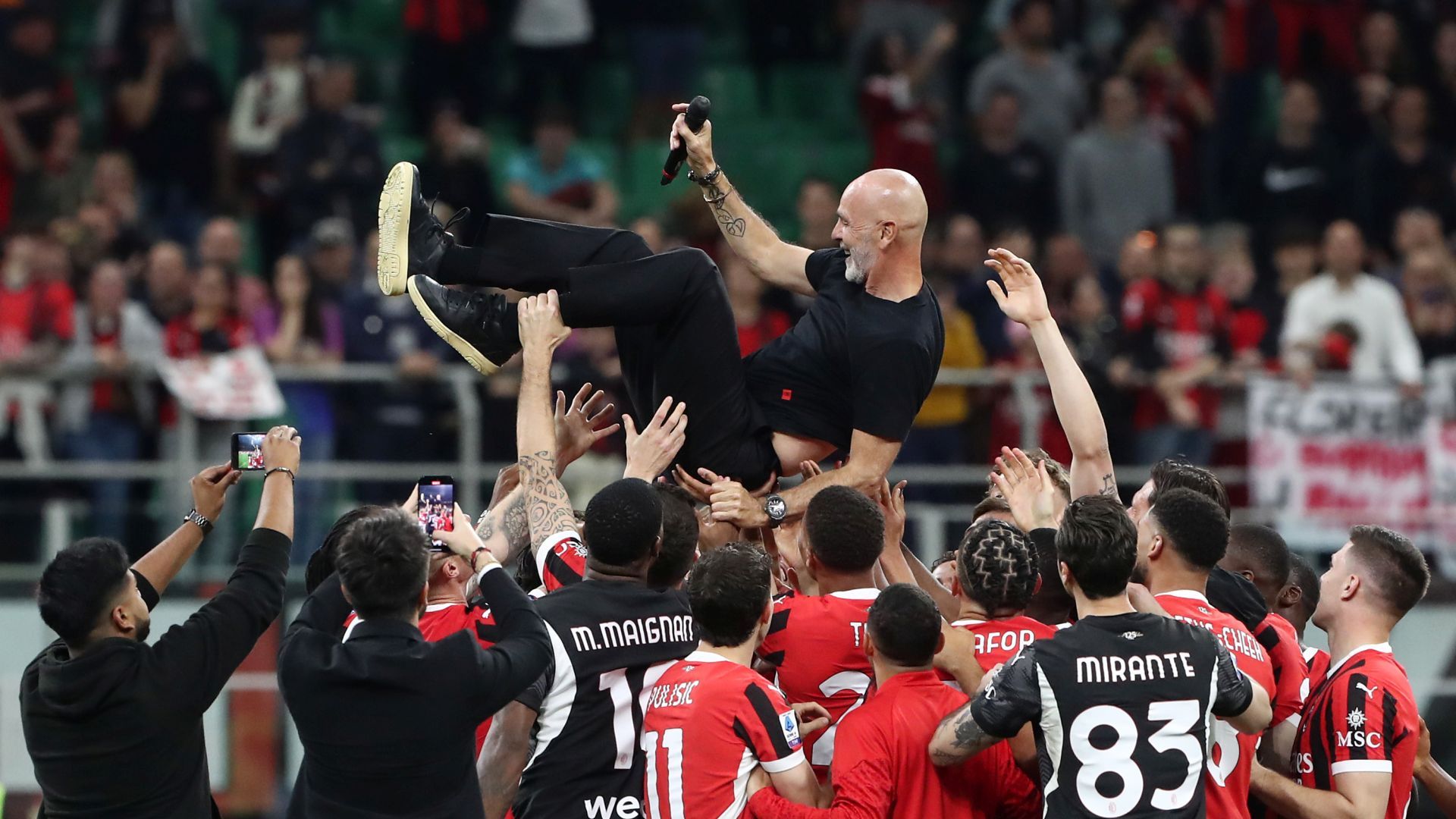 Pioli Milan 2024 sollevato 16.9