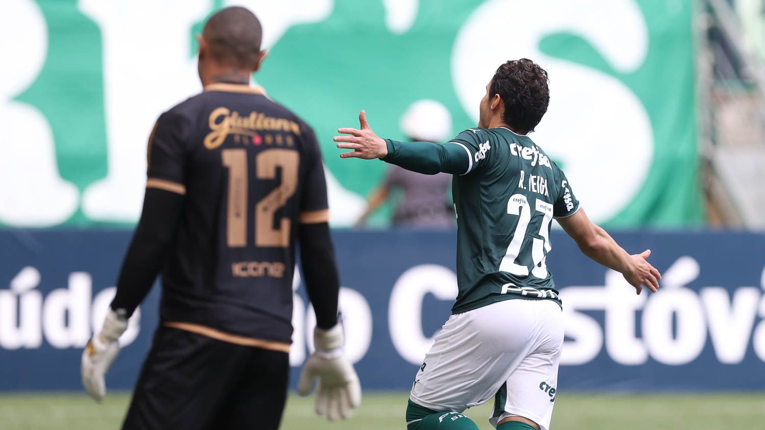 Raphael Veiga comemora gol em Palmeiras x Santo André