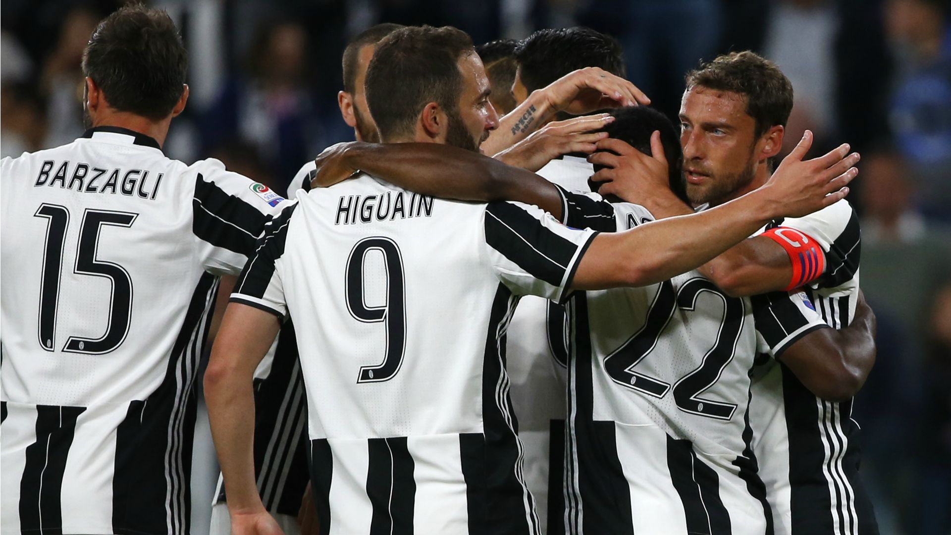 Juventus players celebrating vs Genoa Serie A 23042017