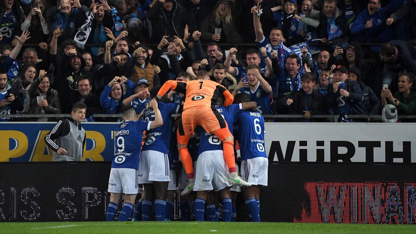 Strasbourg celebrate PSG Ligue 1 2021-22
