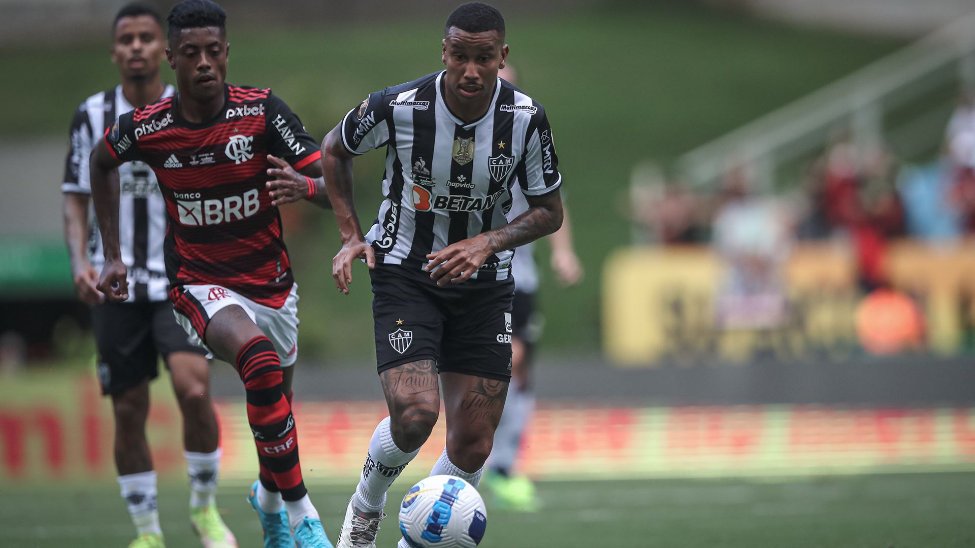 Bruno Henrique disputa bola com Jair em Atlético-MG x Flamengo pela Supercopa