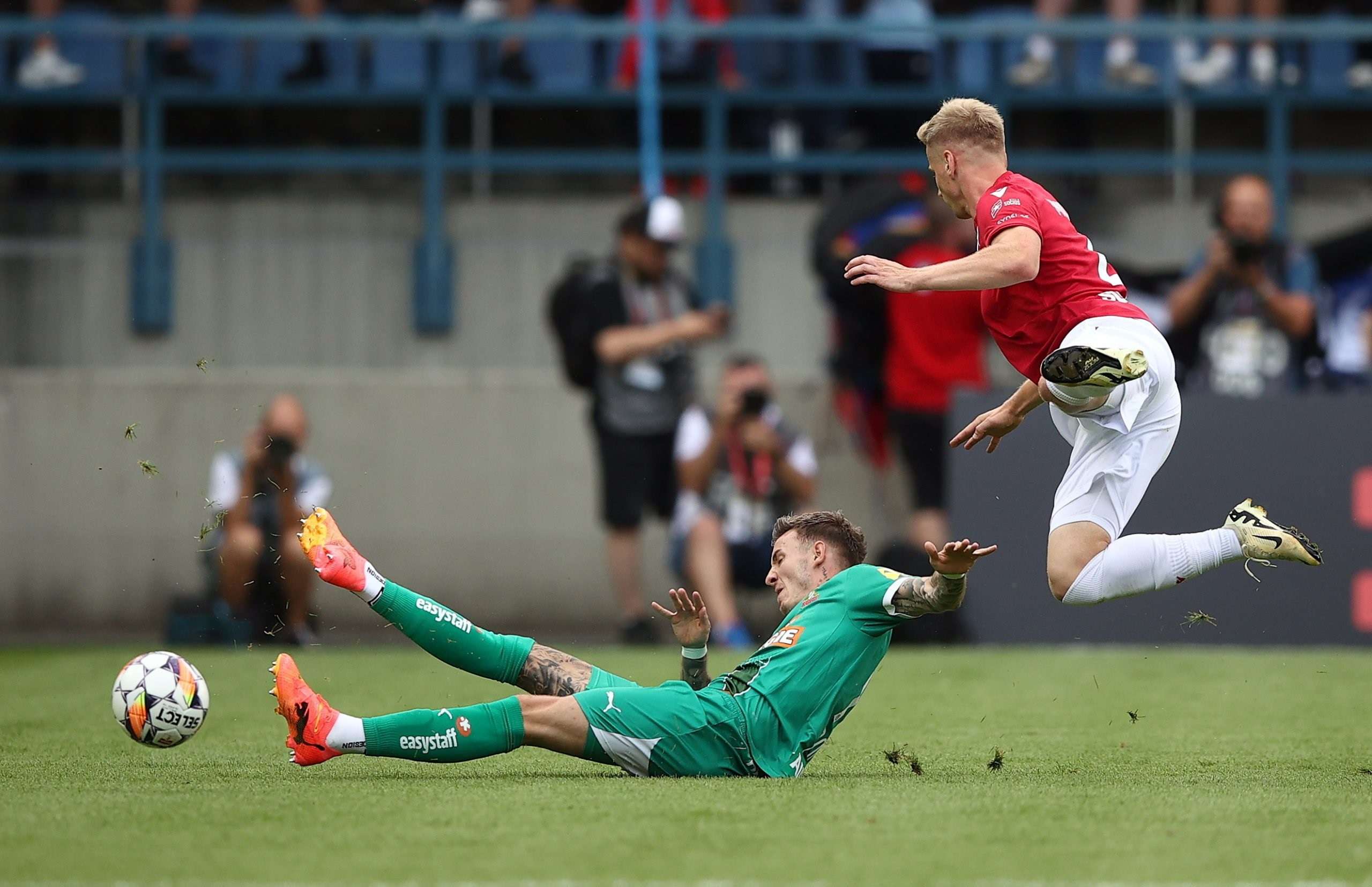 Bolla Bendegúz piros lap