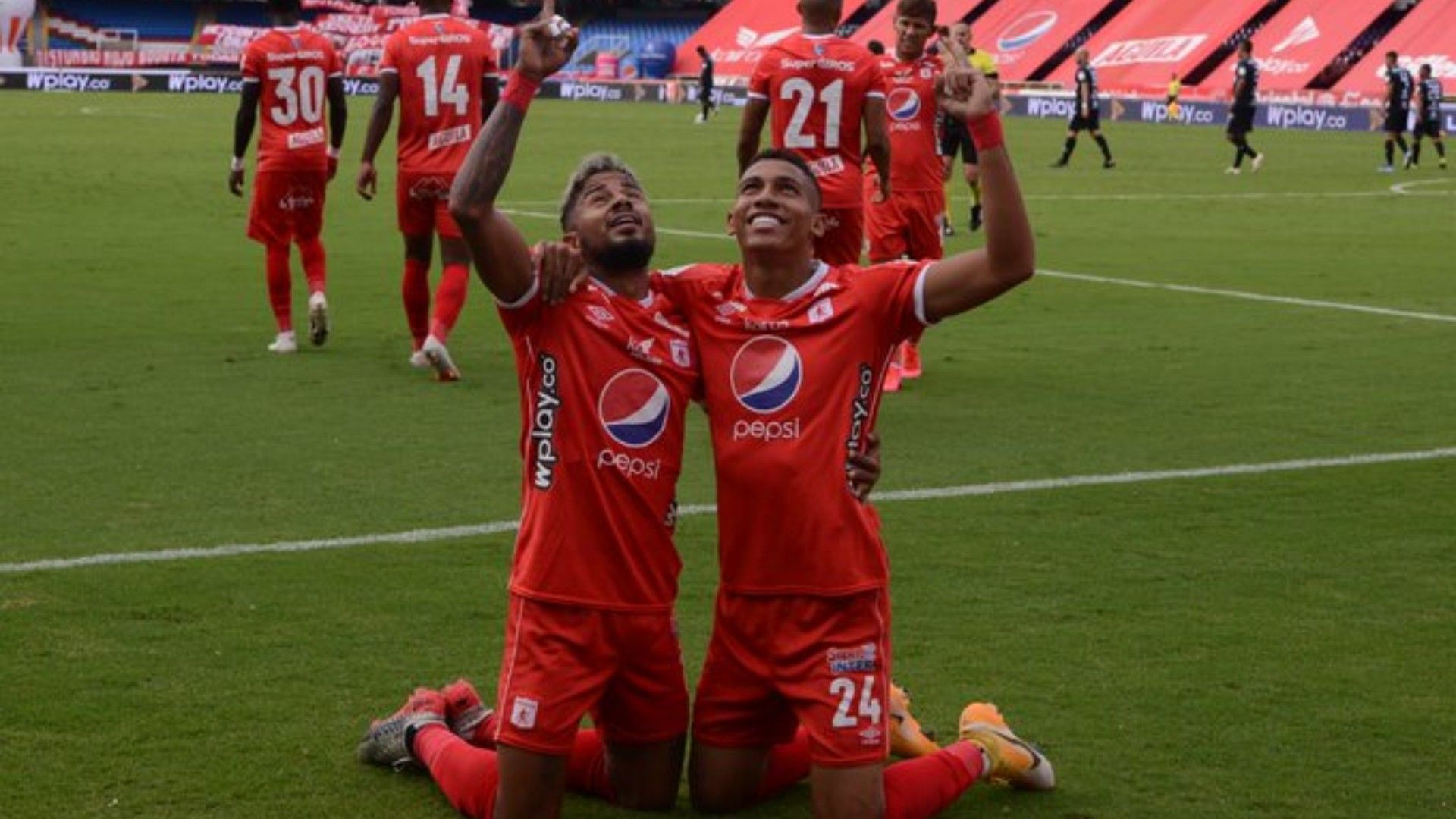 yesus cabrera celebra un gol con américa de cali