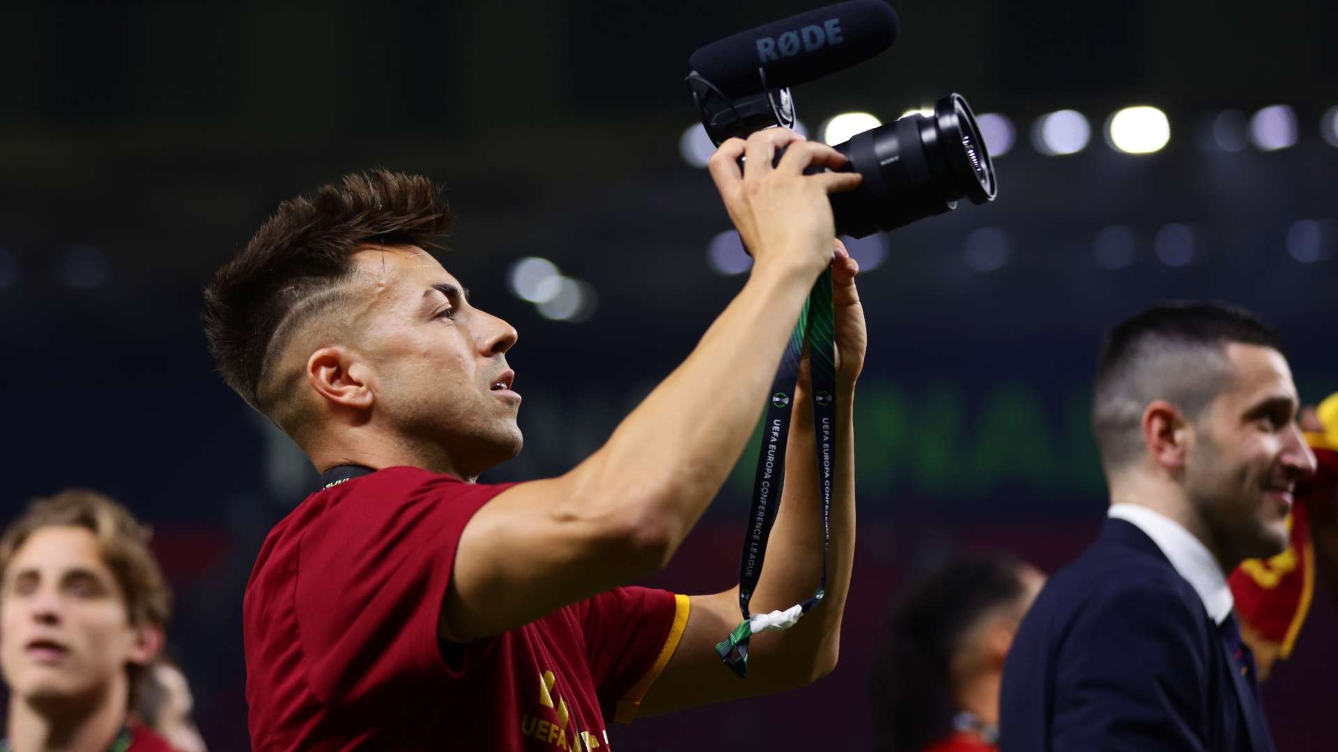 El Shaarawy Roma Conference League celebrating
