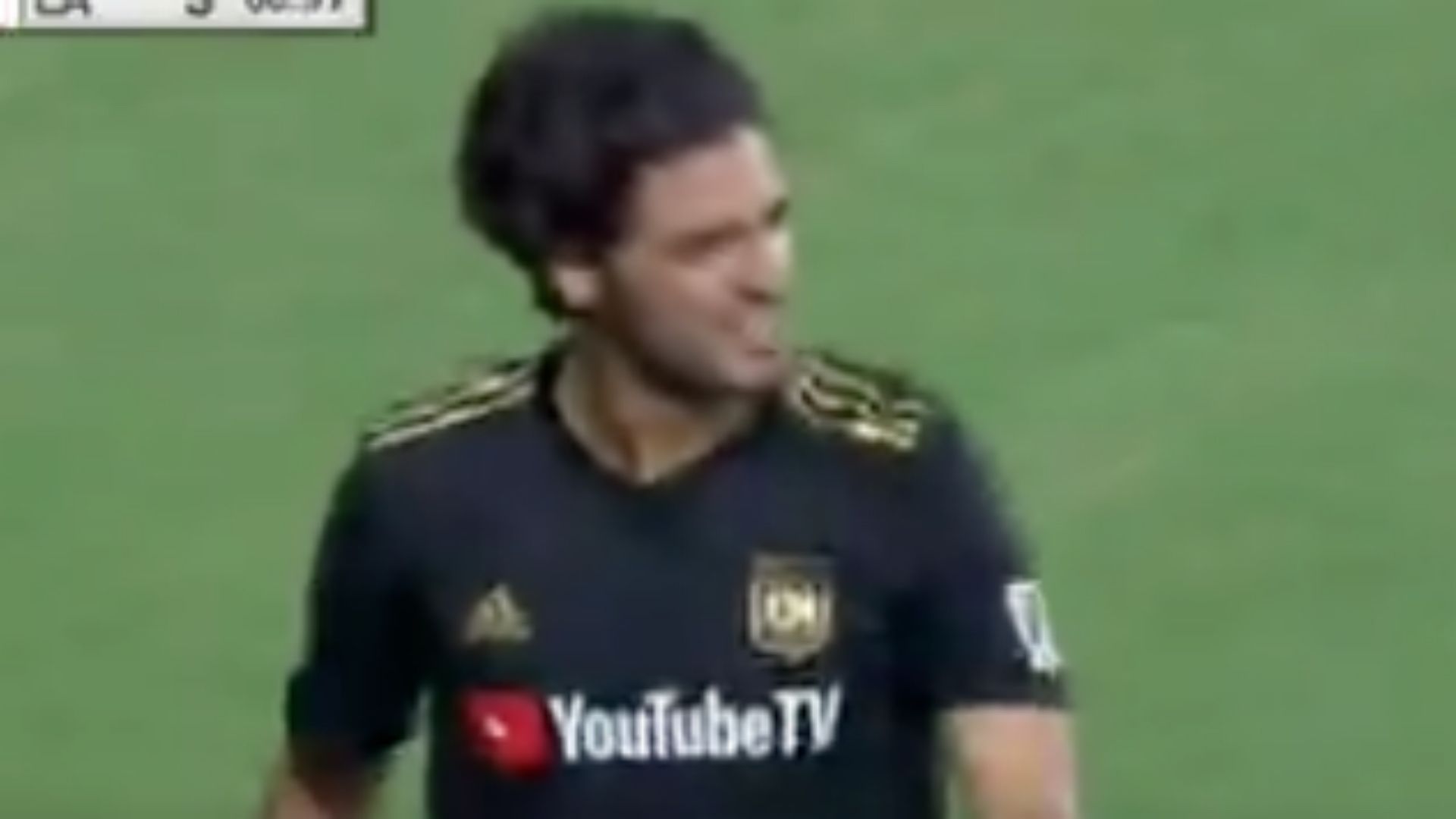 Carlos Vela molestia