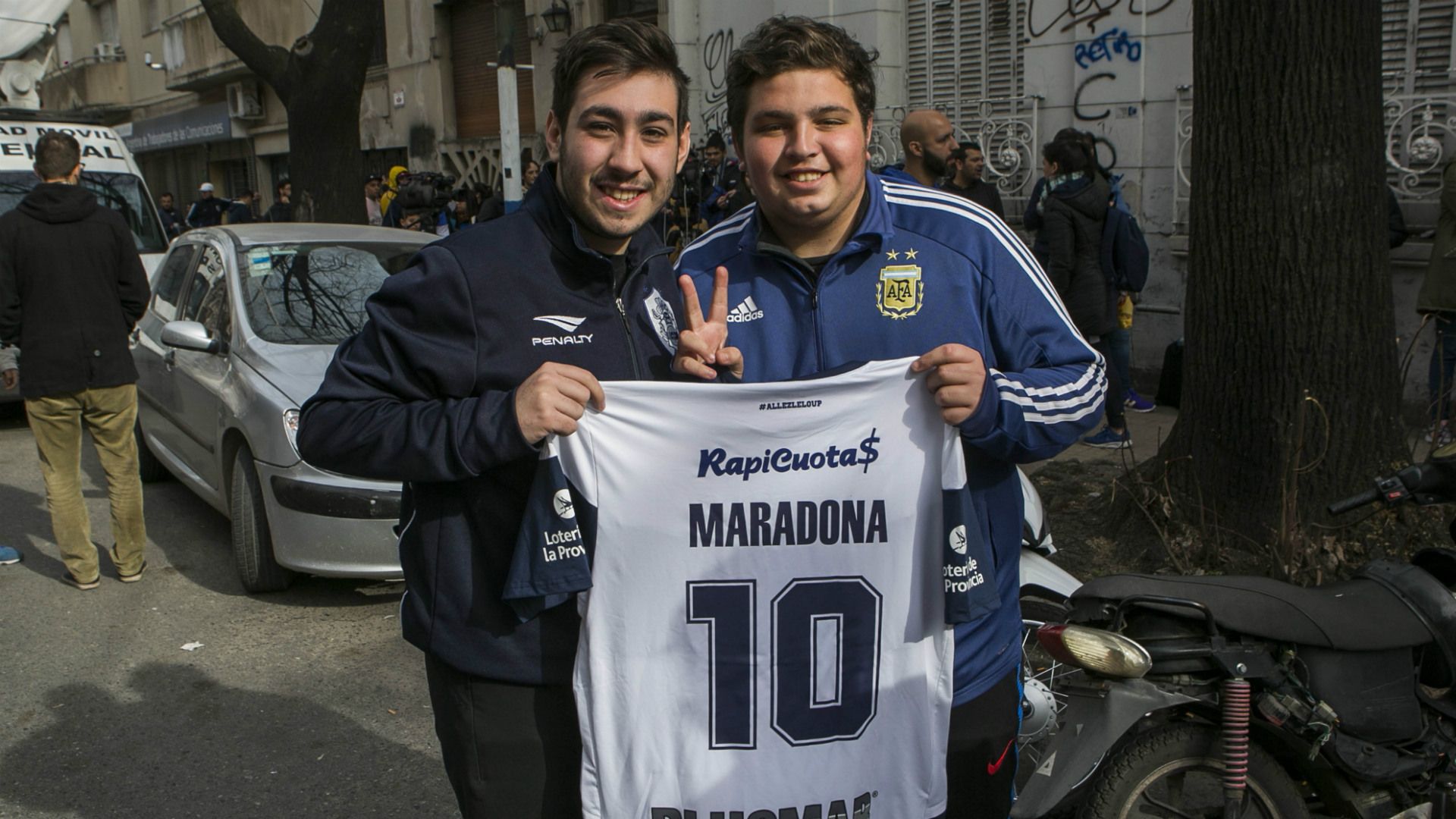 hinchas camiseta Maradona Gimnasia La Plata 06092019