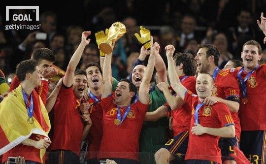 2010남아공월드컵 우승의 주역들. 가운데에서 사비가 우승컵을 들어올리고 있다. 사진=게티이미지