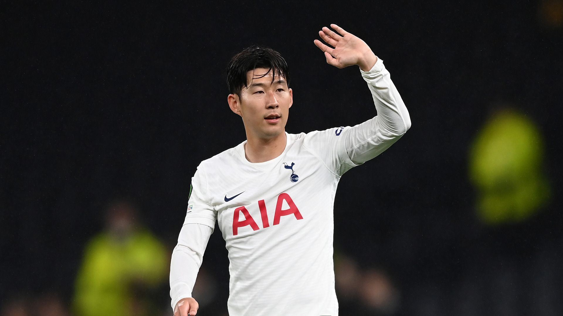 Heung Min Son waves