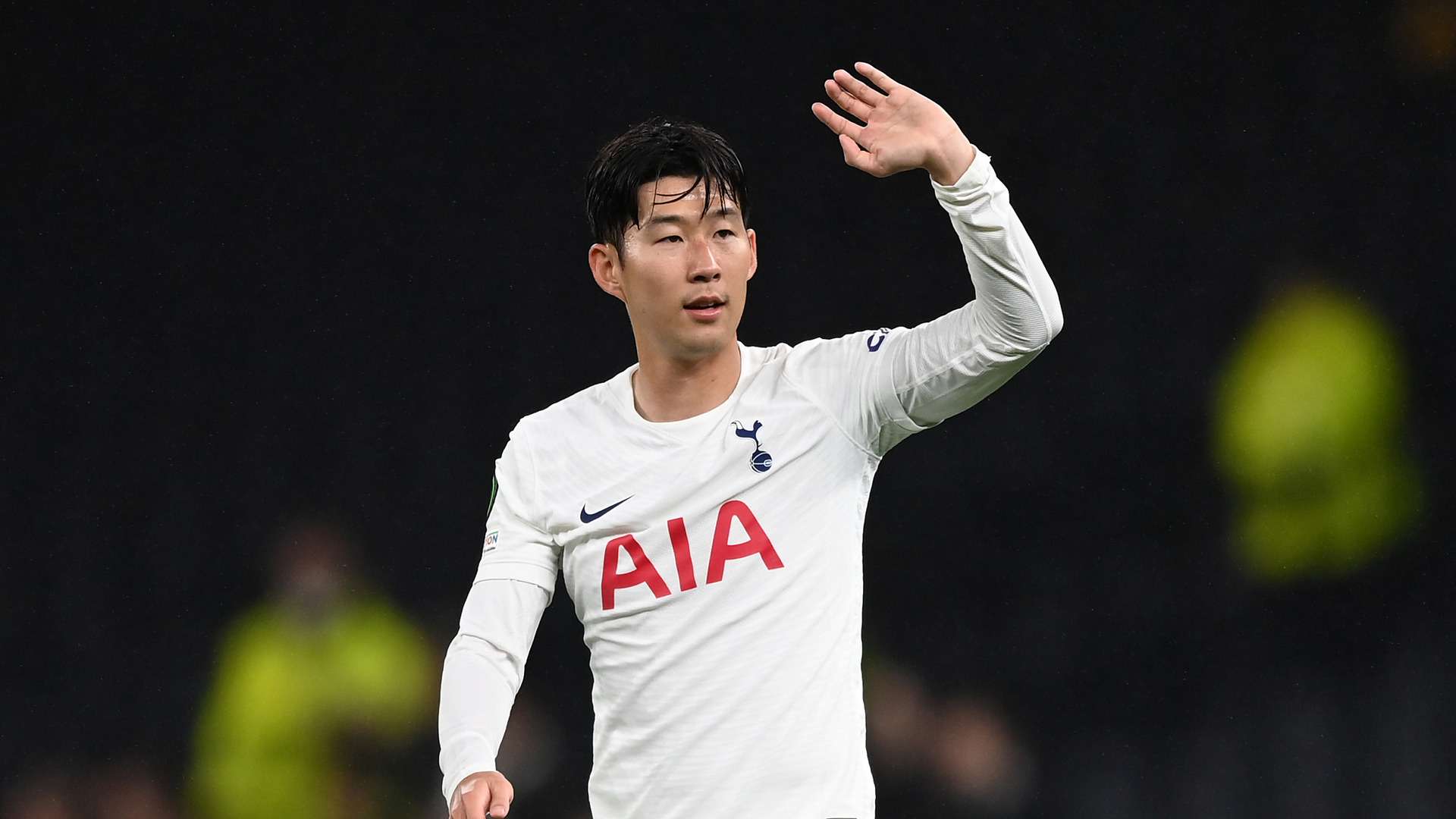 Heung Min Son waves