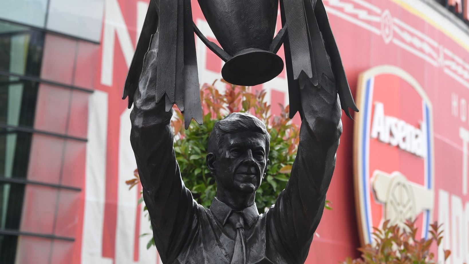 Arséne Wenger statue