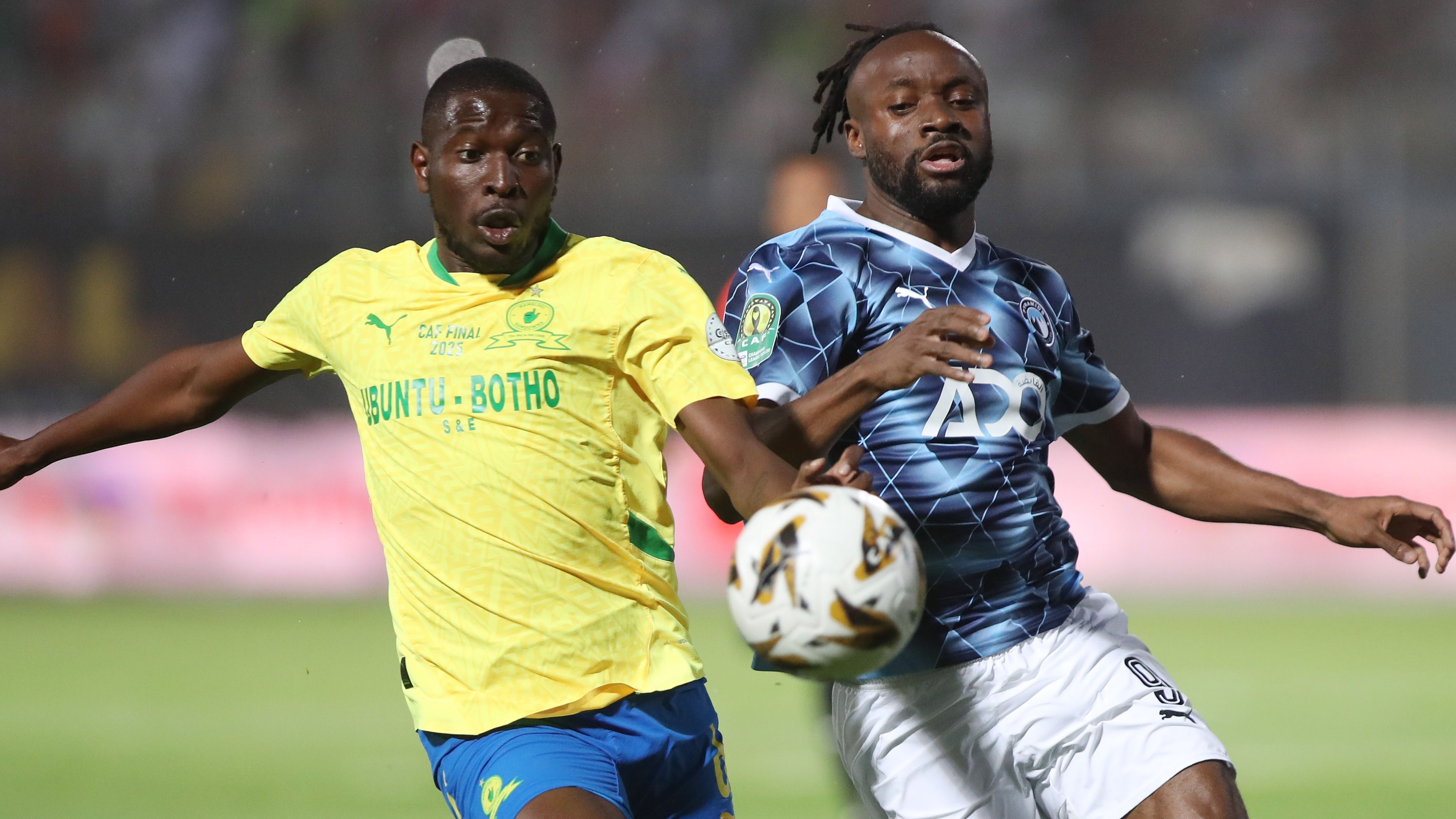 Aubrey Modiba of Mamelodi Sundowns and Fiston Mayele of Pyramids