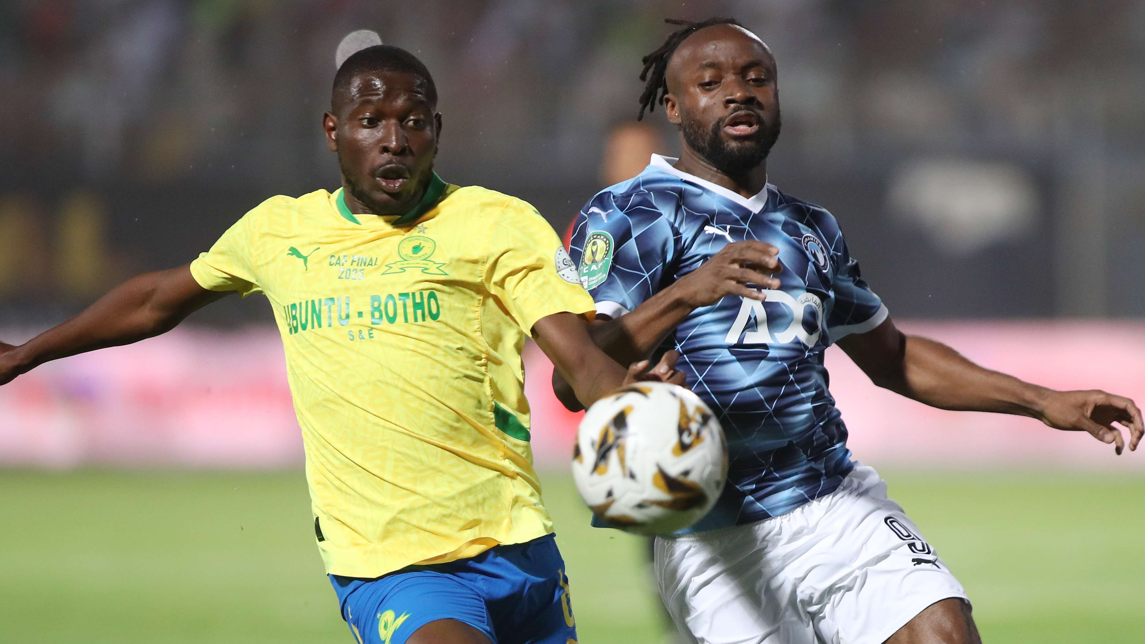 Aubrey Modiba of Mamelodi Sundowns and Fiston Mayele of Pyramids