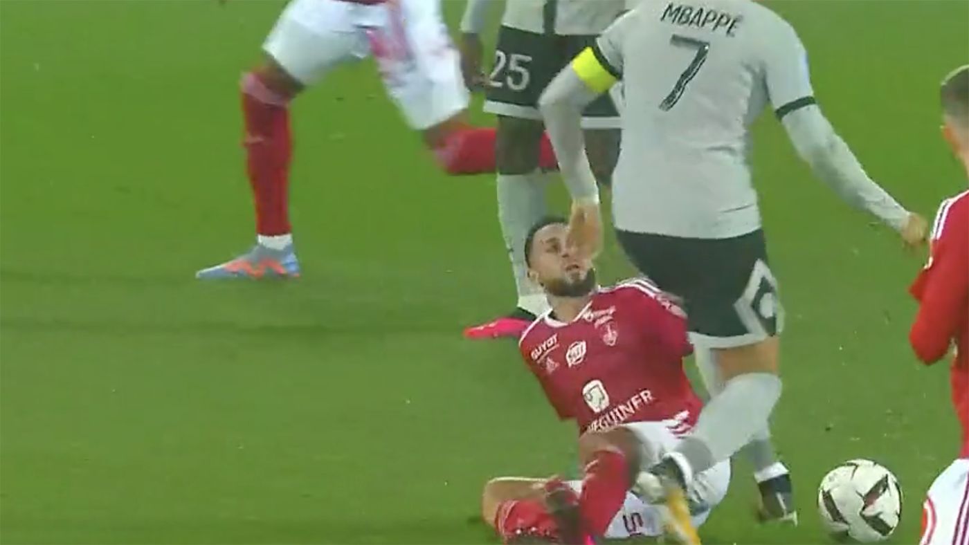 Mbappe kick PSG Brest 2022-23