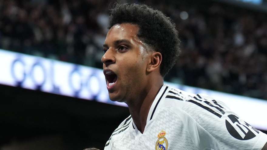 Rodrygo of Real Madrid celebrates with Lucas Vazquez