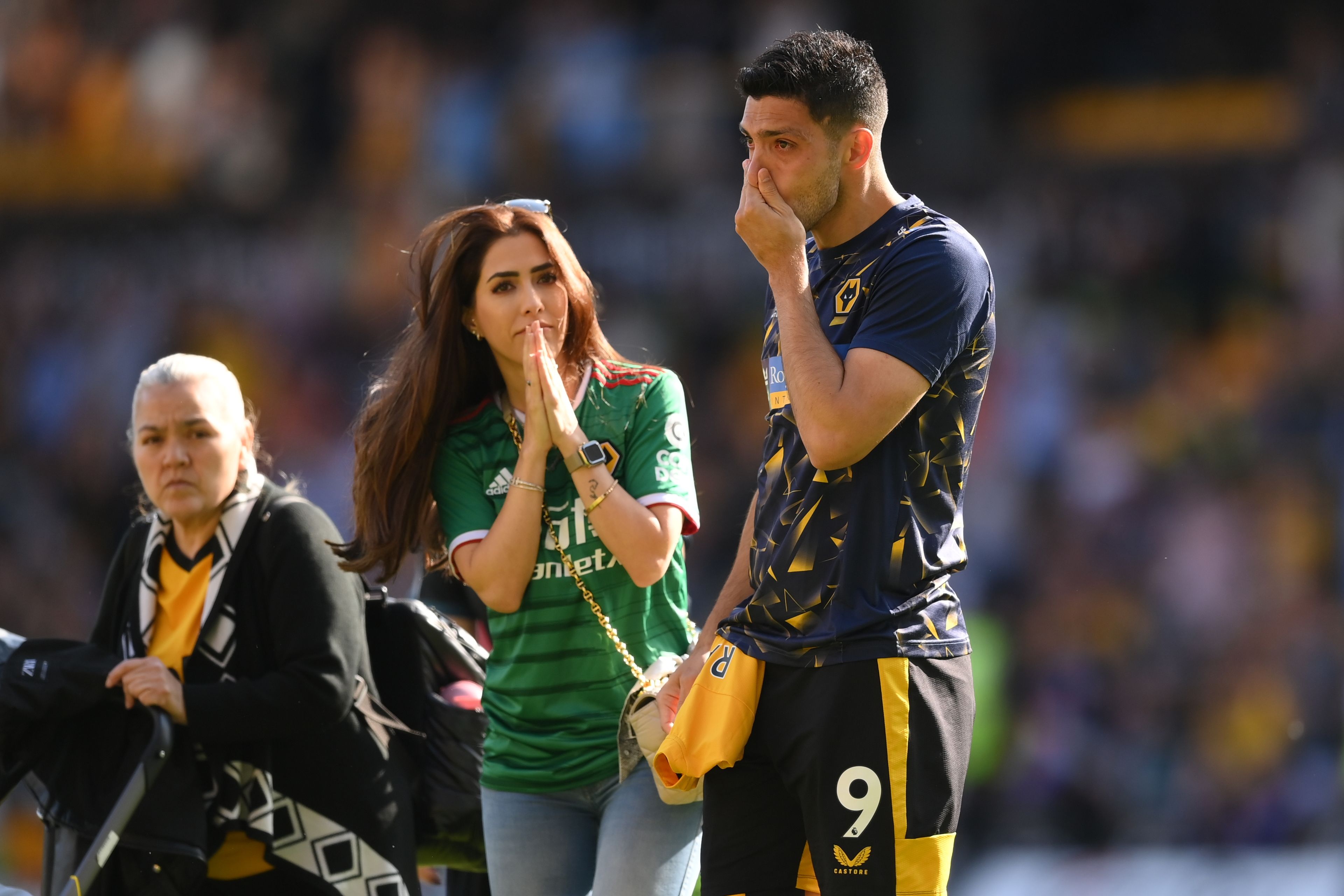 Raúl Jiménez recorre el Molineux junto a Daniela Basso