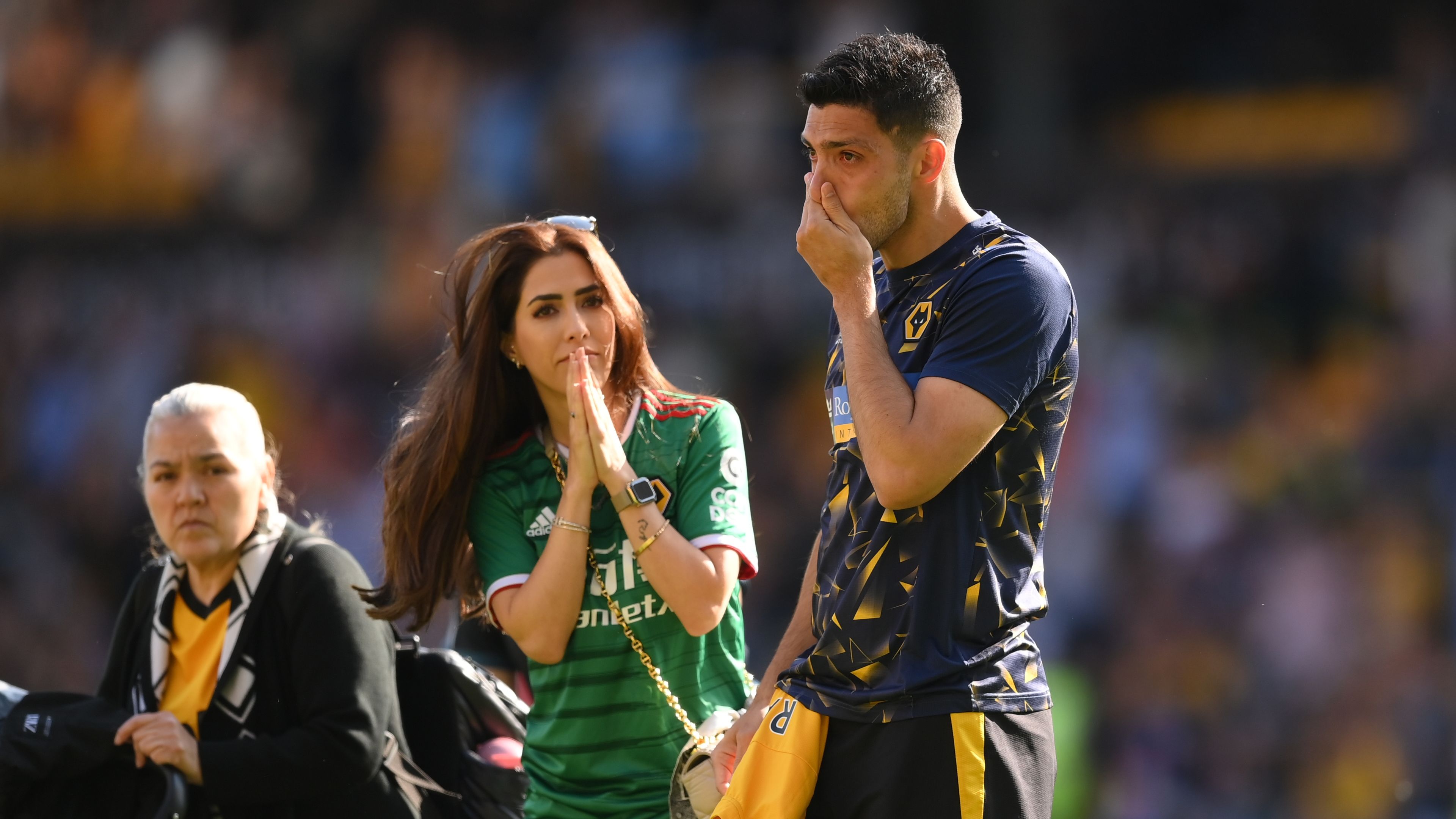 Raúl Jiménez recorre el Molineux junto a Daniela Basso