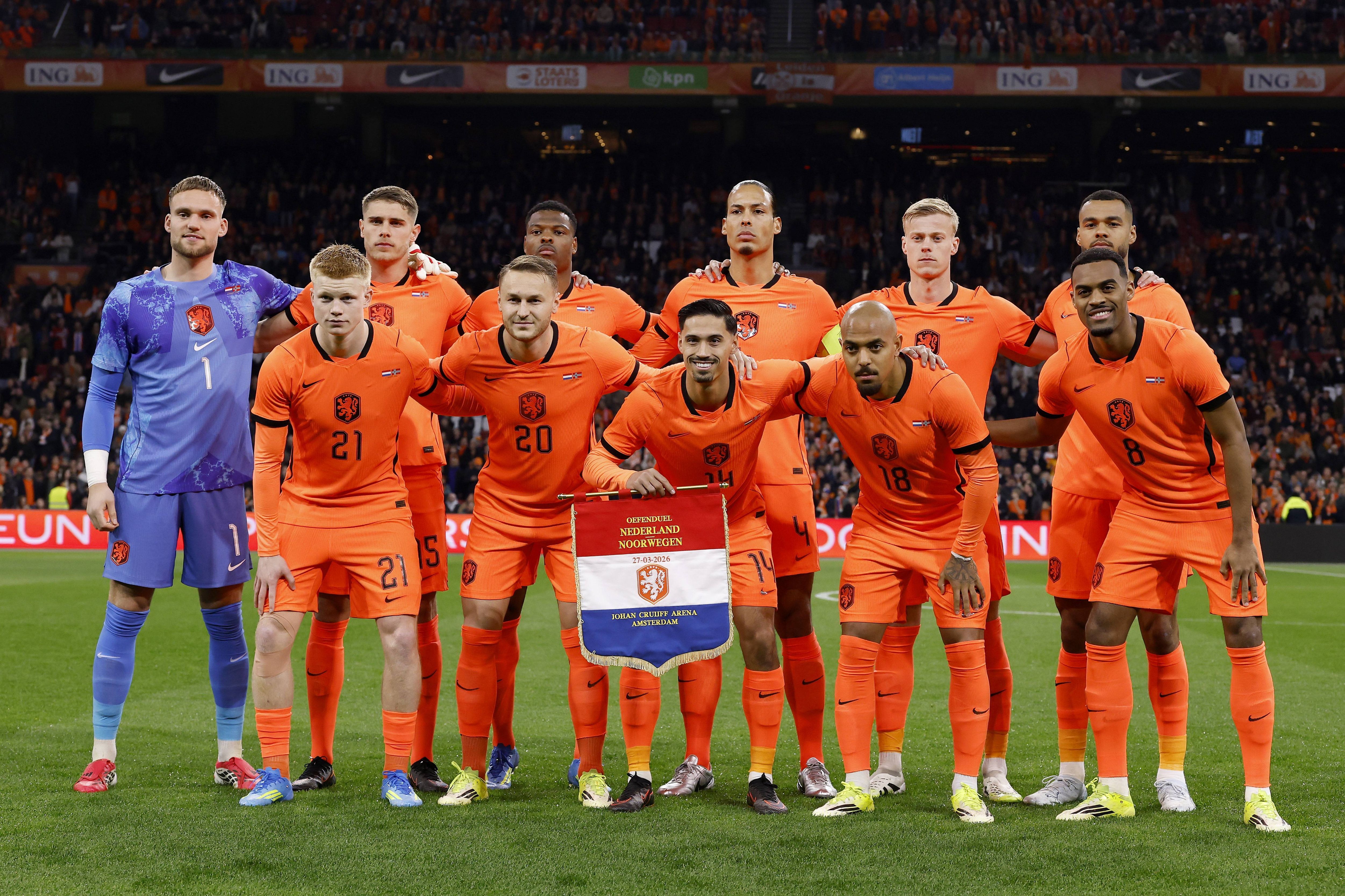 AMSTERDAM - (Top Row LR) Netherlands goalkeeper Bart Verbruggen, Micky van de Ven of the Netherlands, Denzel Dumfries of the Netherlands, Virgil van Dijk of the Netherlands, Jan Paul van Hecke of the Netherlands, Cody Gakpo of the Netherlands (Front row LR) Kees Smit of the Netherlands, Teun Koopmeiners of the Netherlands, Tijjani Reijnders of the Netherlands, Donyell Malen of the Netherlands, Ryan Gravenberch of the Netherlands during the friendly international match, Länderspiel, Nationalmannschaft between the Netherlands and Norway at the Johan Cruijff ArenA on March 27, 2026 in Amsterdam, the Netherlands. MAURICE VAN STEEN ANP International Friendly, Länderspiel, Nationalmannschaft 2025-2026 xVIxANPxSportx xMauricexvanxSteenxIVx 554938922 originalFilename: 554938922.jpg Oranje