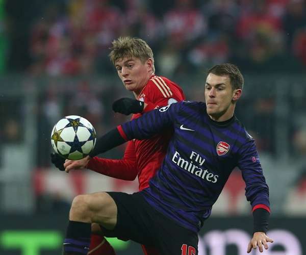 FC Bayern Muenchen v Arsenal FC - UEFA Champions, Toni Kroos; Aaron Ramsey