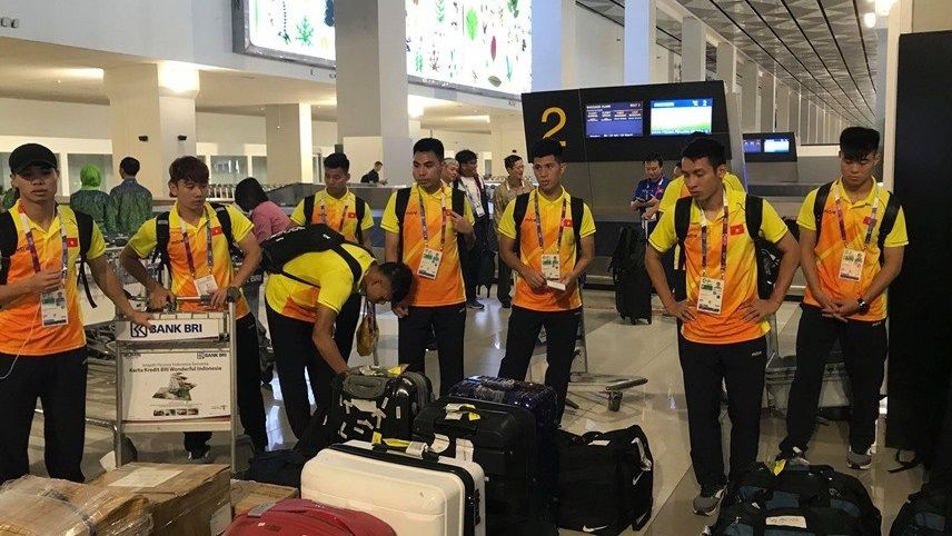 Olympic Việt Nam tại sân bay Soekarno Halta