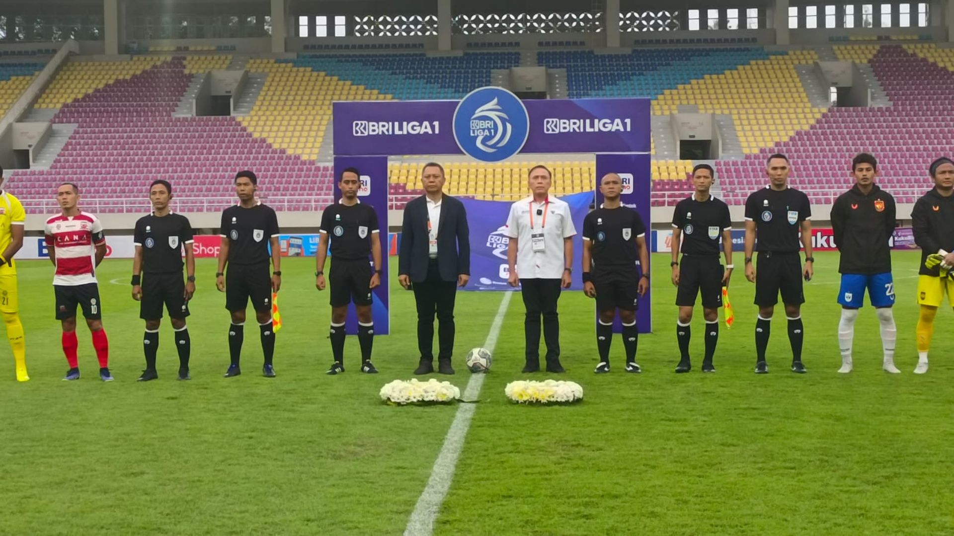 Direktur Operasional PT LIB Sudjarno - Ketua Umum PSSI Mochamad Iriawan Liga 1