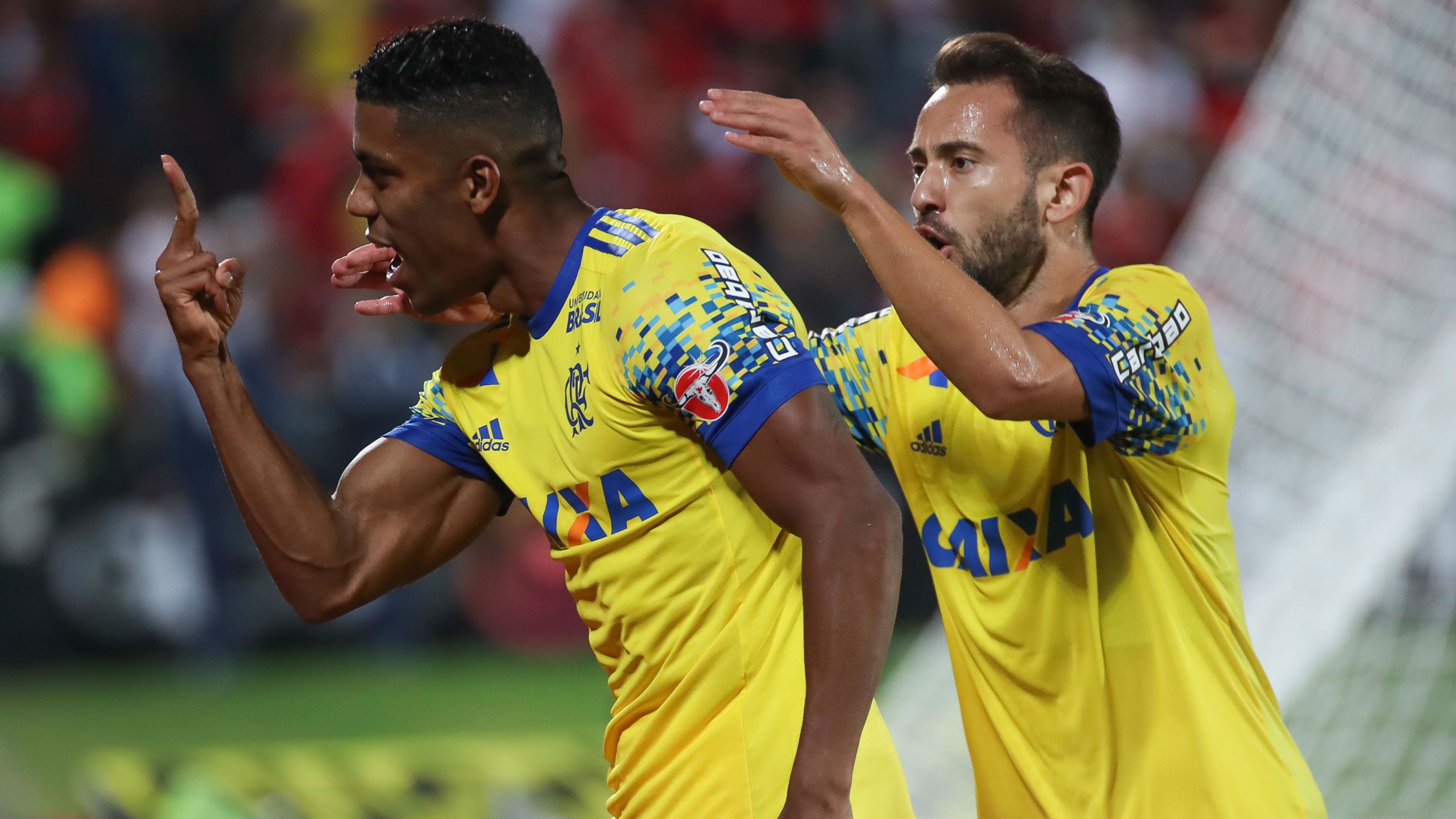 Berrío Éverton Ribeiro Flamengo Coritiba Brasileirão 22 07 2017