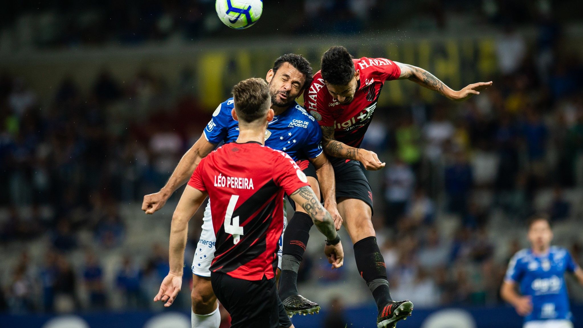 Fred tenta jogada diante do Athletico