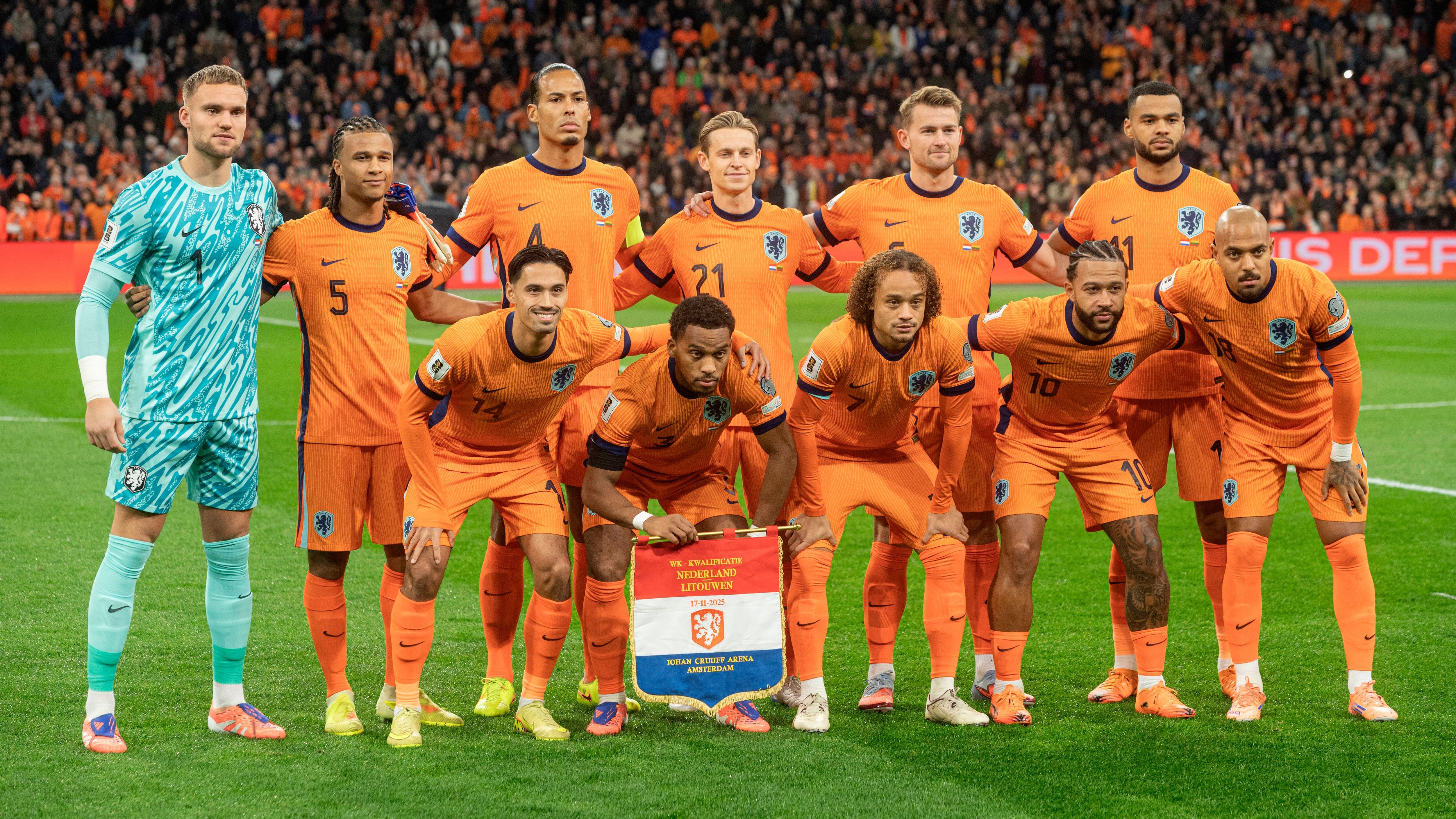 Bart Verbruggen, Nathan Ake, Virgil van Dijk, Frenkie de Jong, Matthijs de Ligt, Cody Gakpo, Tijjani Reijnders, Jurrien Timber, Xavi Simons, Memphis Depay, Donyell Malen, Nederlands elftal