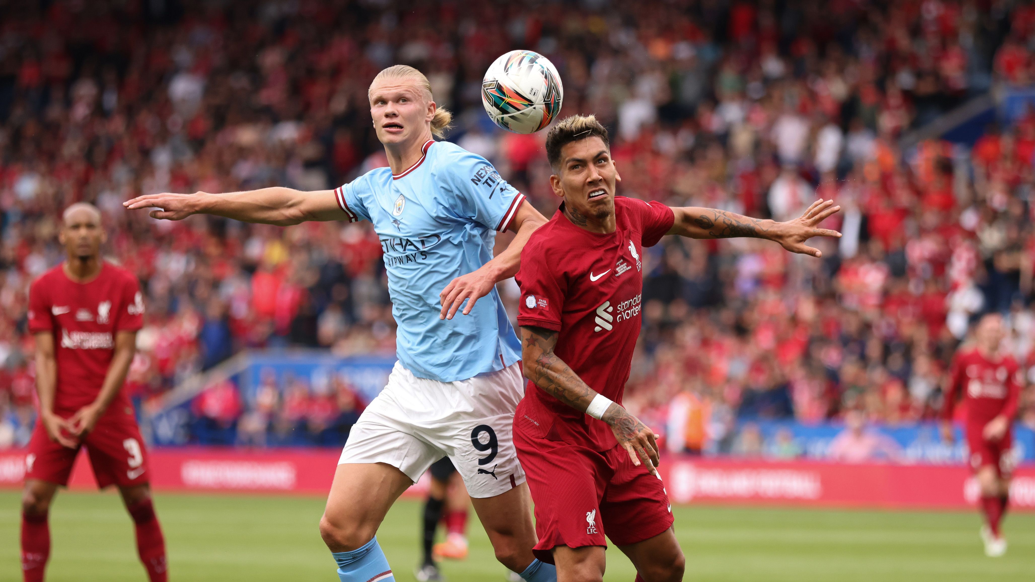 Erling Haaland de Manchester City en acción con Roberto Firmino de Liverpool durante el FA Community Shield en el King Power Stadium el 30 de julio de 2022 en Leicester, Inglaterra.