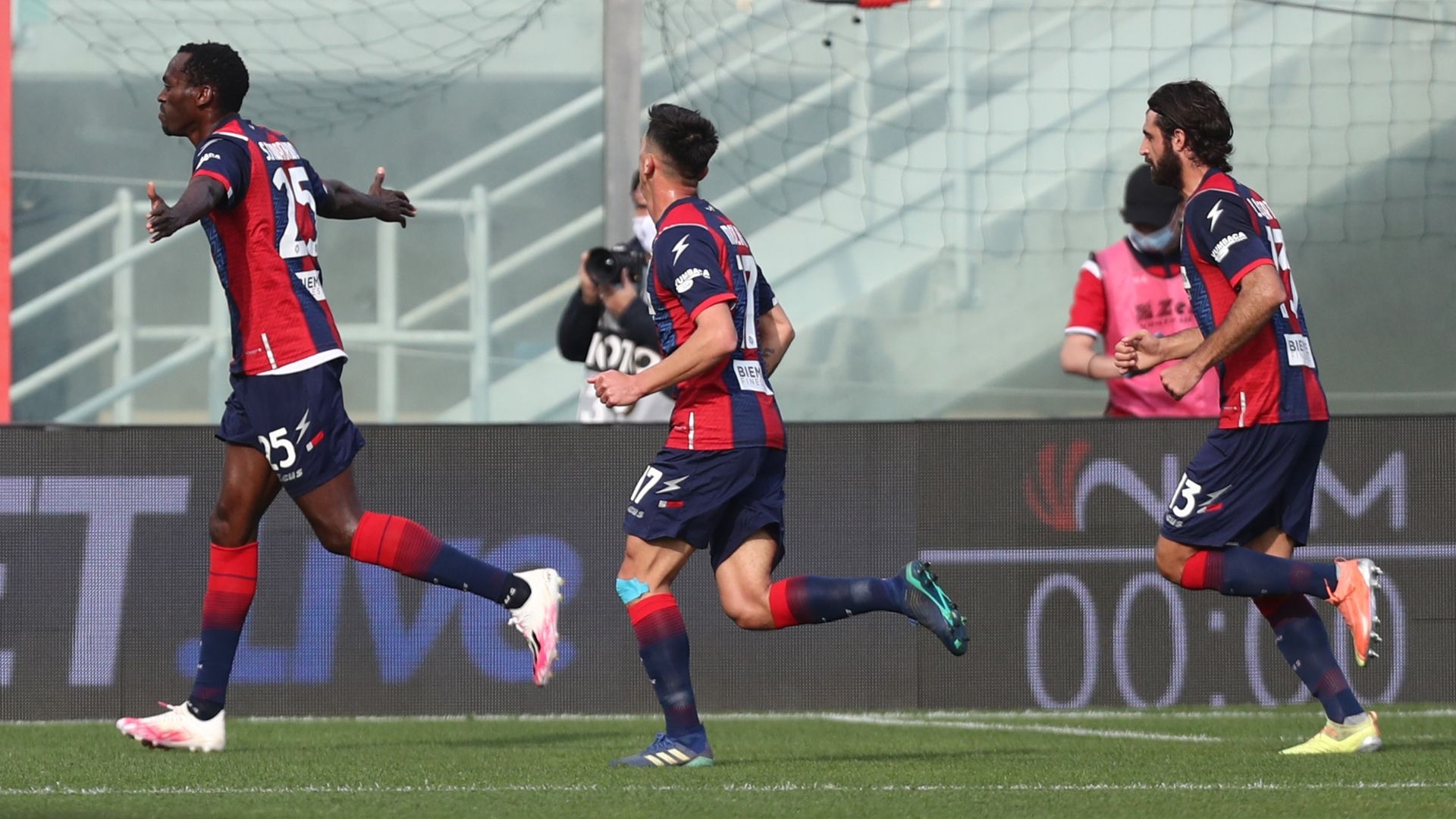 Simy celebrating Crotone Torino