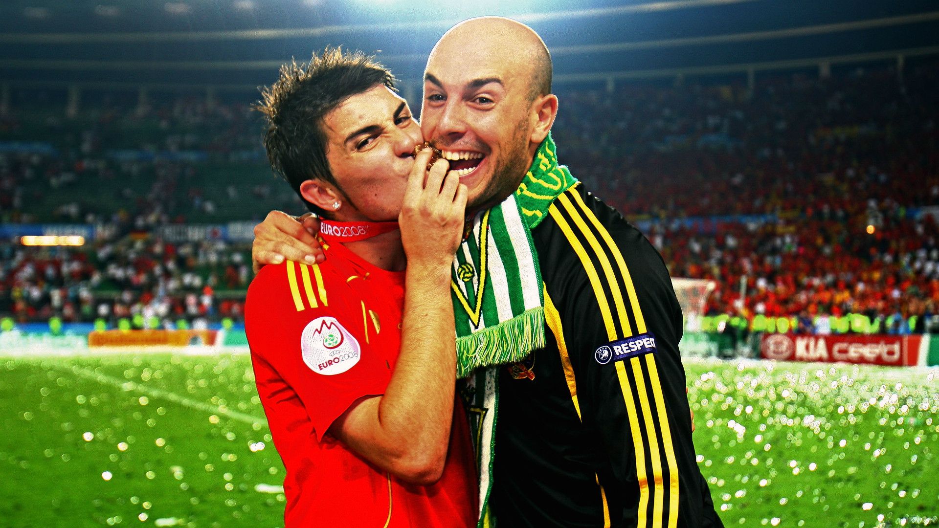David Villa and Pepe Reina biting their Euro 2008 winners medal