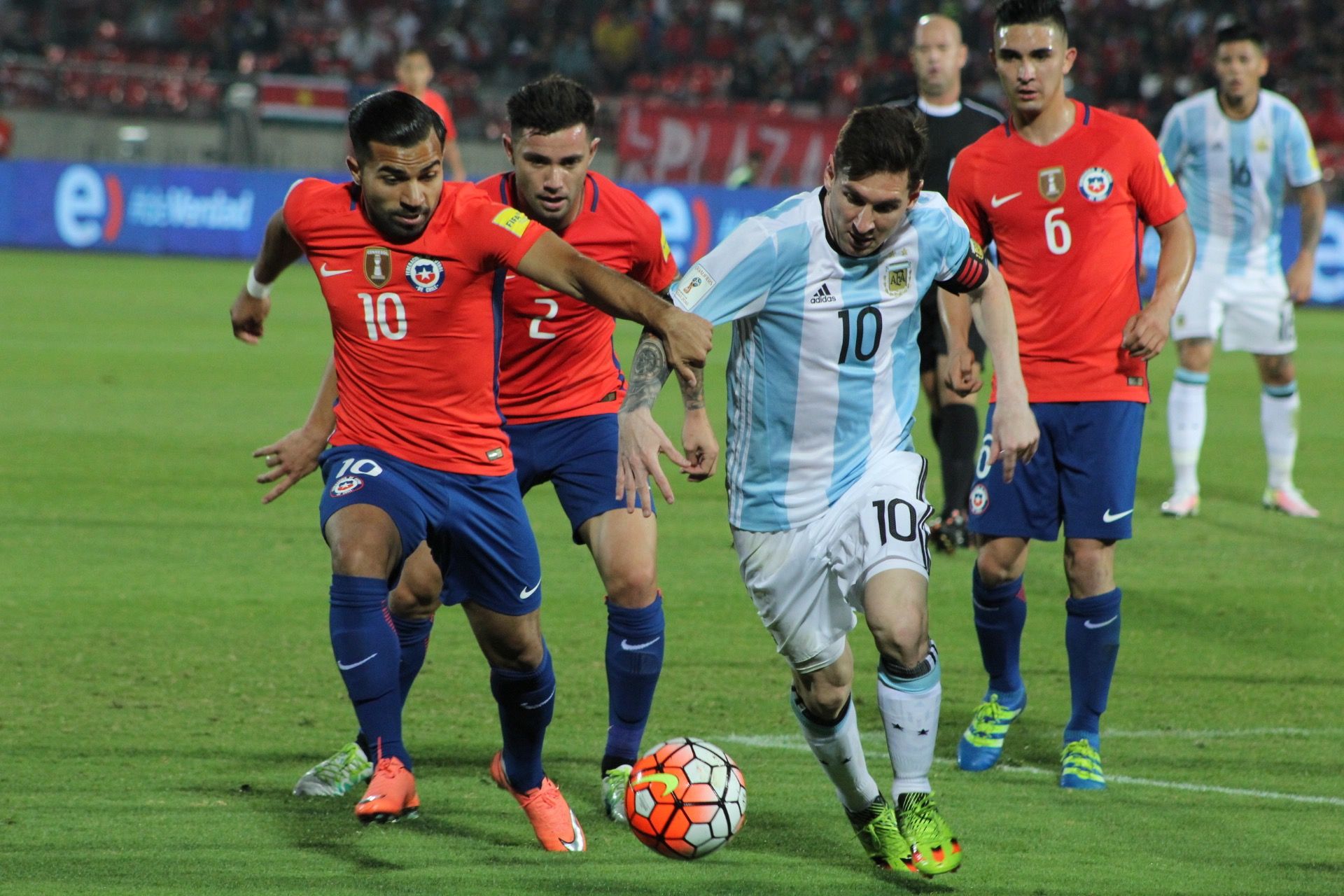 Bryan Rabello - Eugenio Mena - Lionel Messi - Chile - La roja - selección chilena