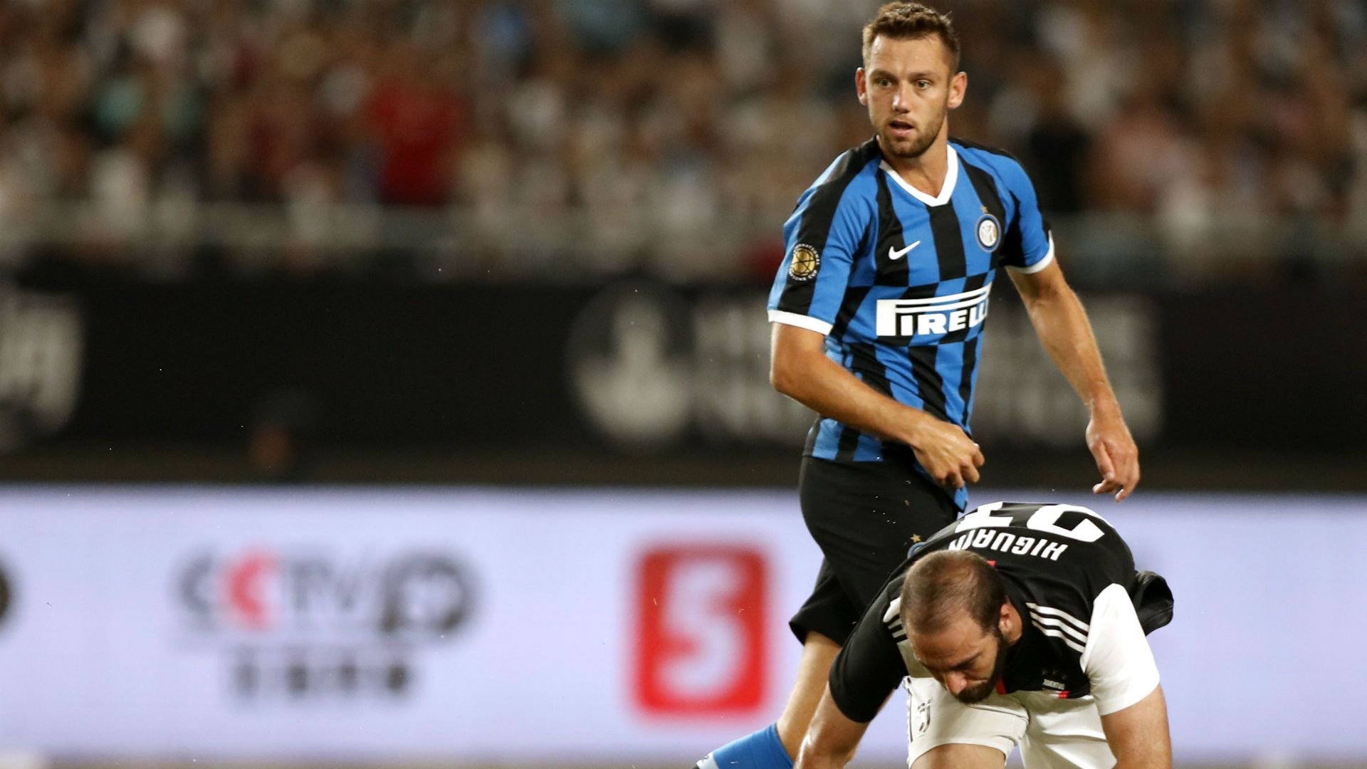 Gonzalo Higuain Stefan De Vrij Juventus Inter ICC 2019