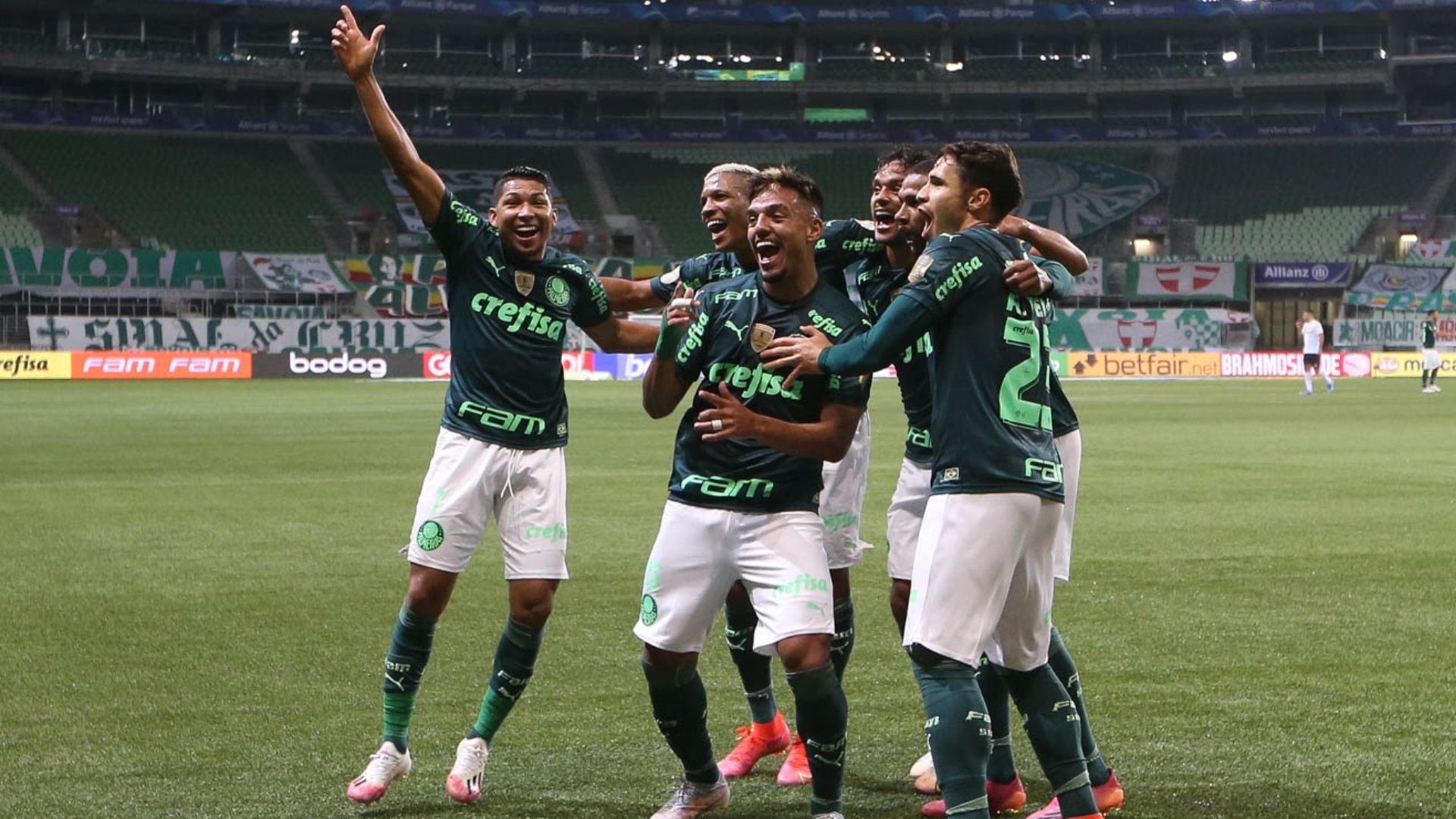 JOgadores do Palmeiras comemoram gol de Gabriel Menino sobre o Grêmio, pelo Brasileirão de 2023