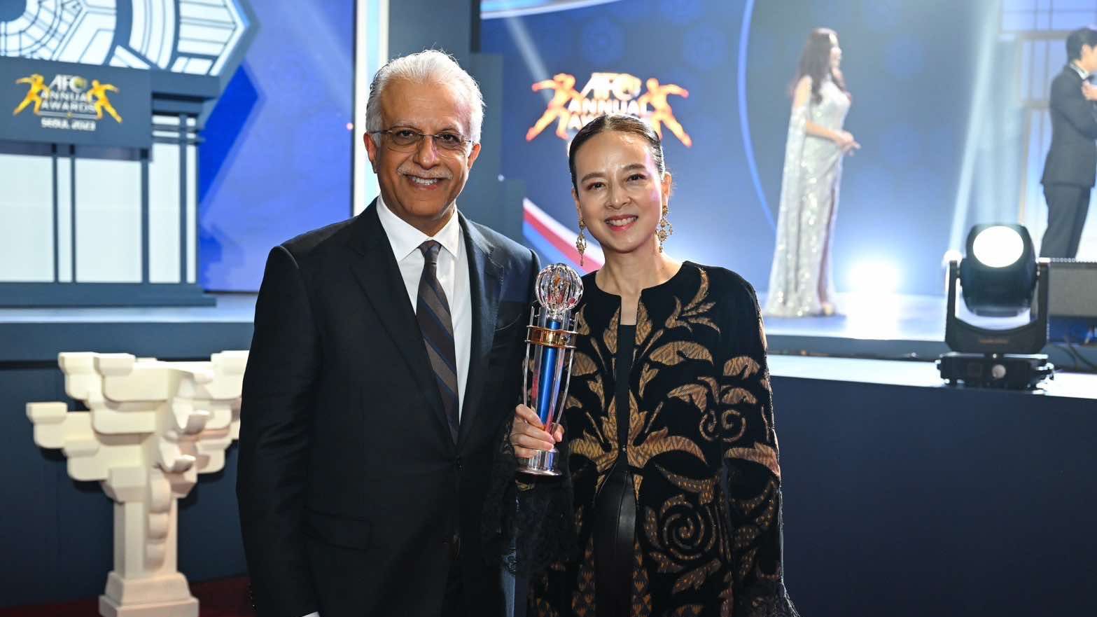 นวลพรรณ ล่ำซำ