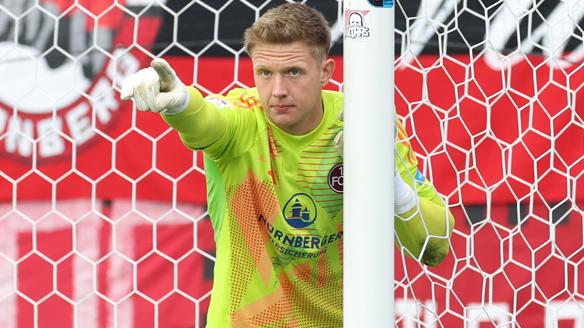 Jan Reichert of Nürnberg gives instructions 