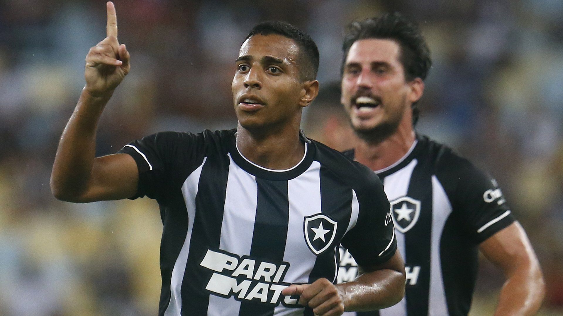 Victor Sá e Gabriel Pires, em ação pelo Botafogo em 2023