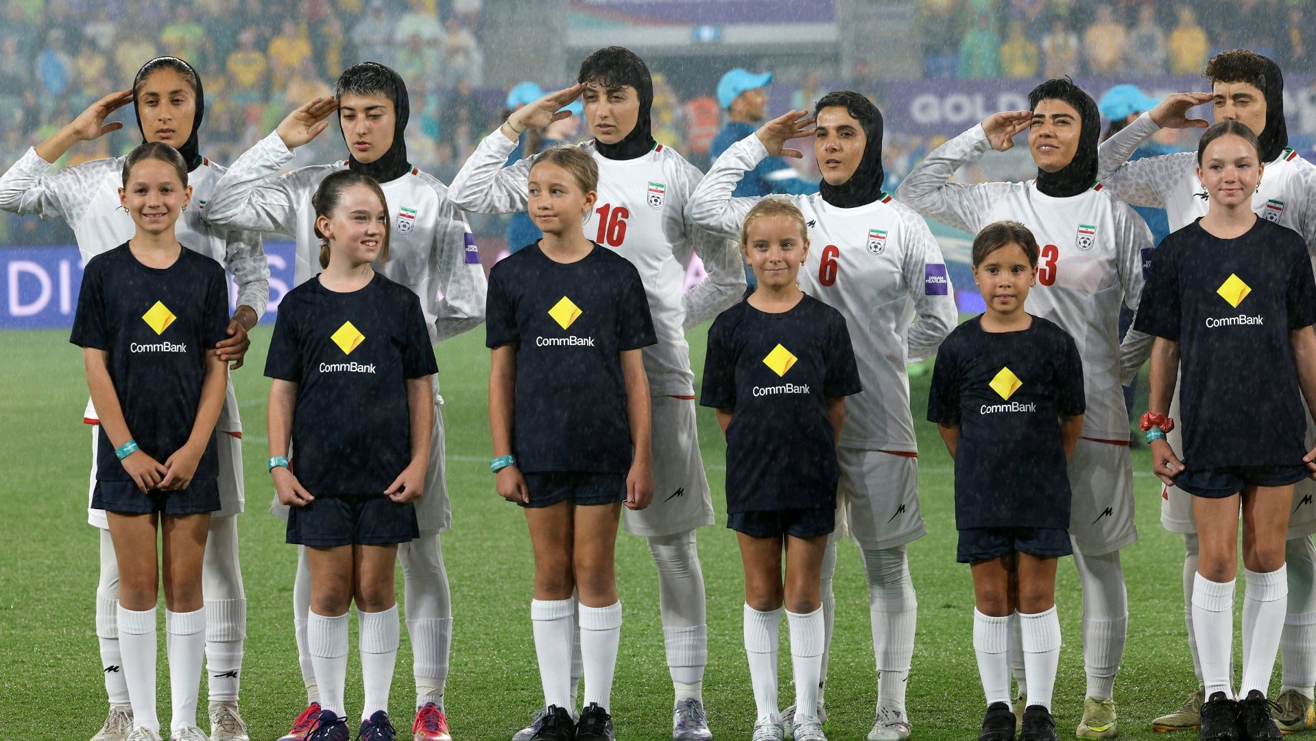 Irans Nationalteam vor dem Spiel gegen Australien (© AFP/SID/Izhar KHAN)